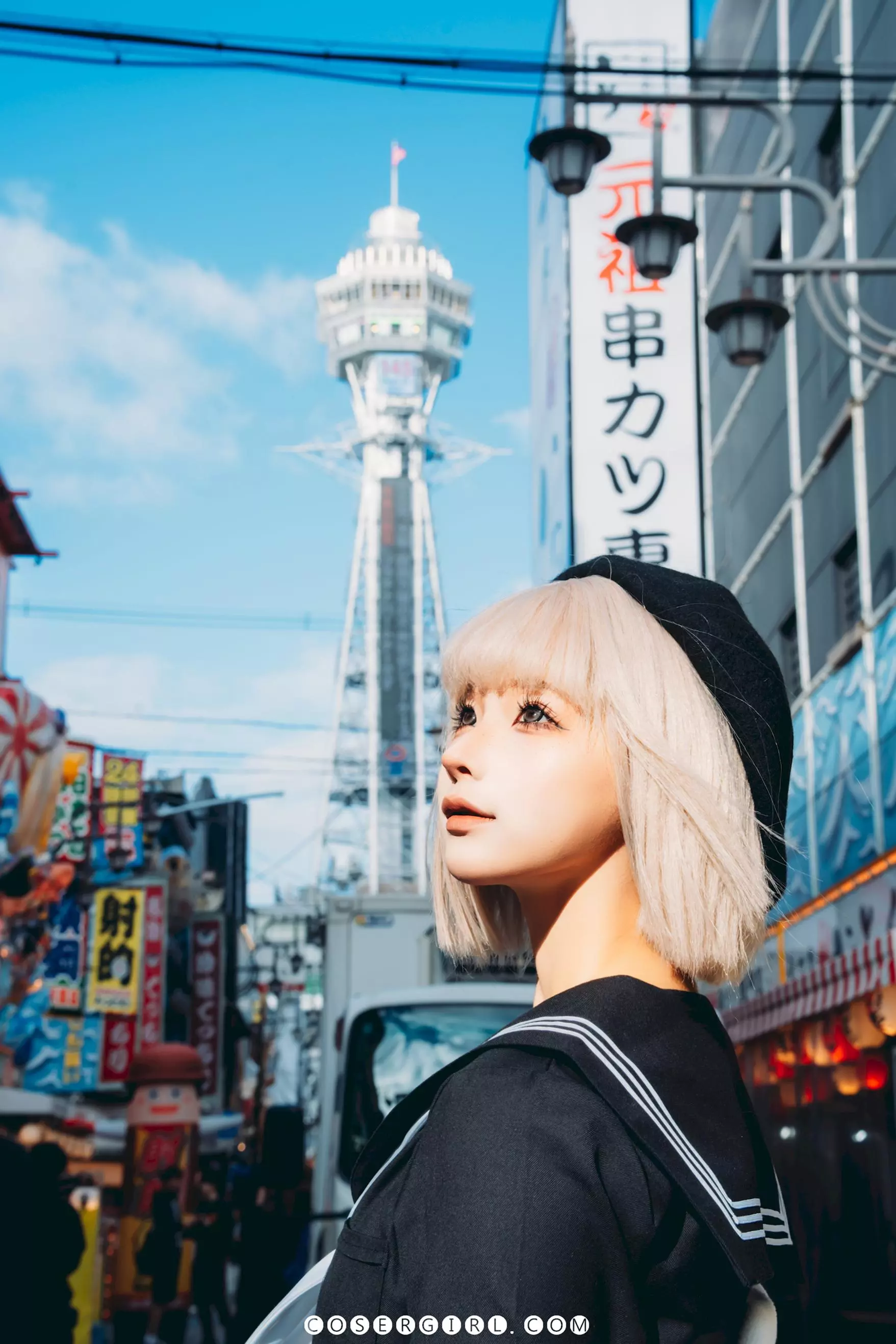 蠢沫沫秋寻-上户外写真,秋日阳光下侧身站立眼神灵动