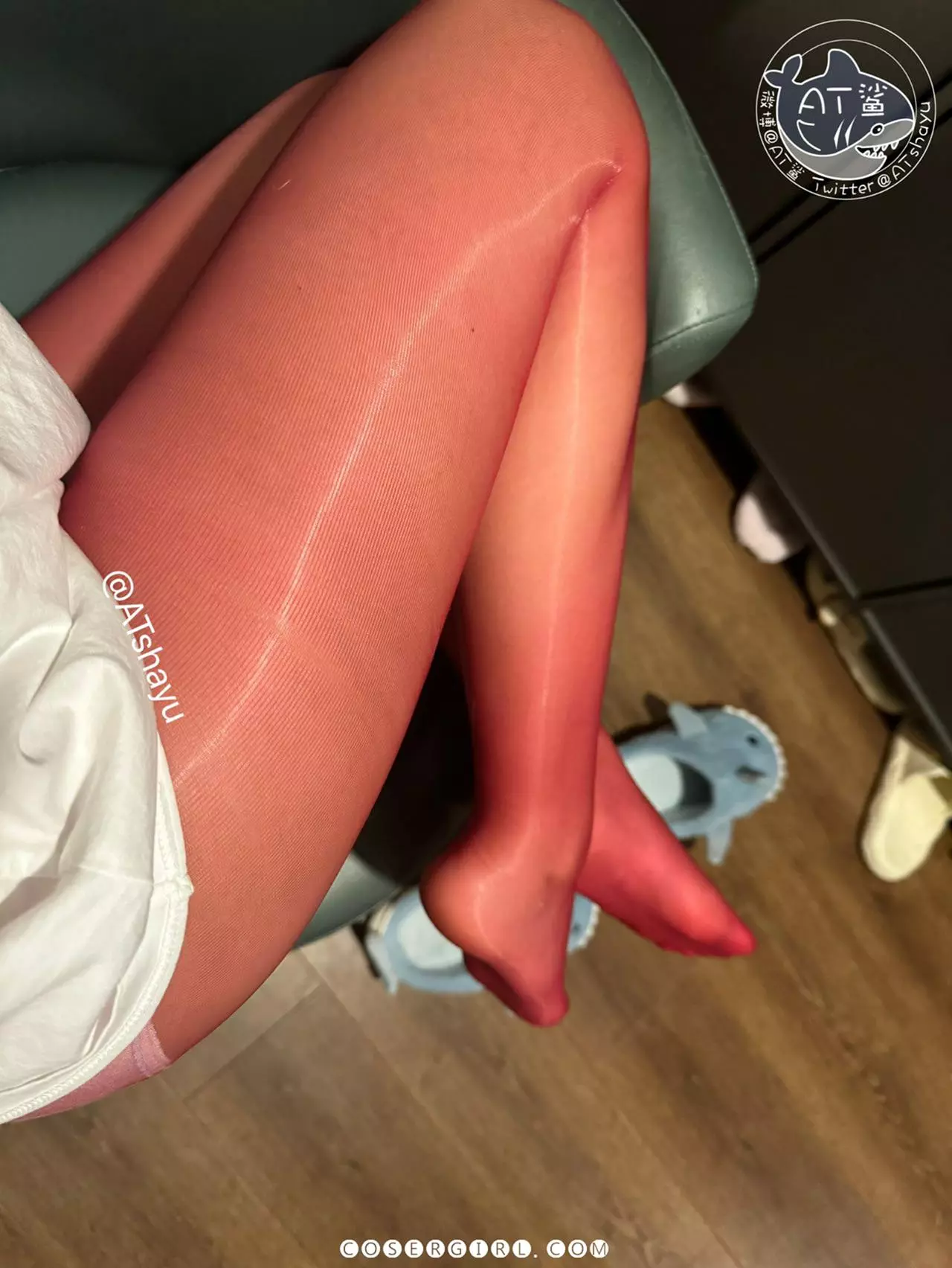 AT鲨红色丝袜特写镜头