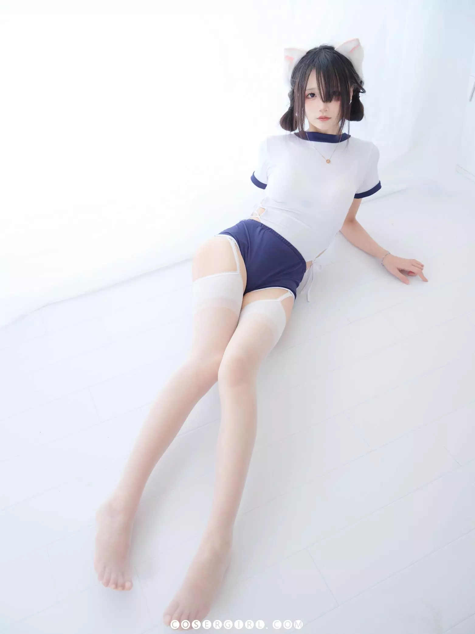 五更百鬼坐姿展示腿部线条
