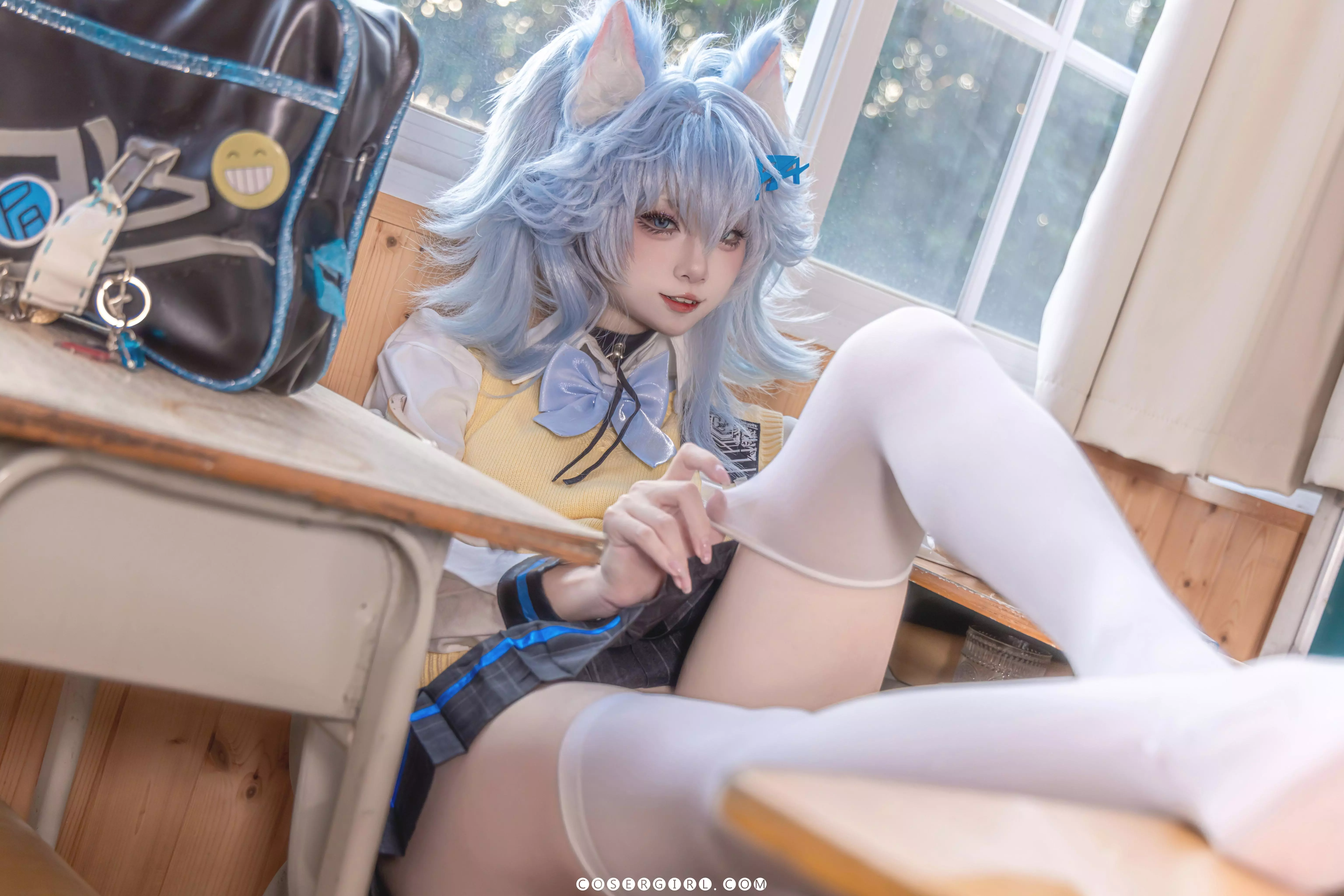 纸悦Etsu_ko在教室中回头微笑,阳光洒在银发上形成光晕