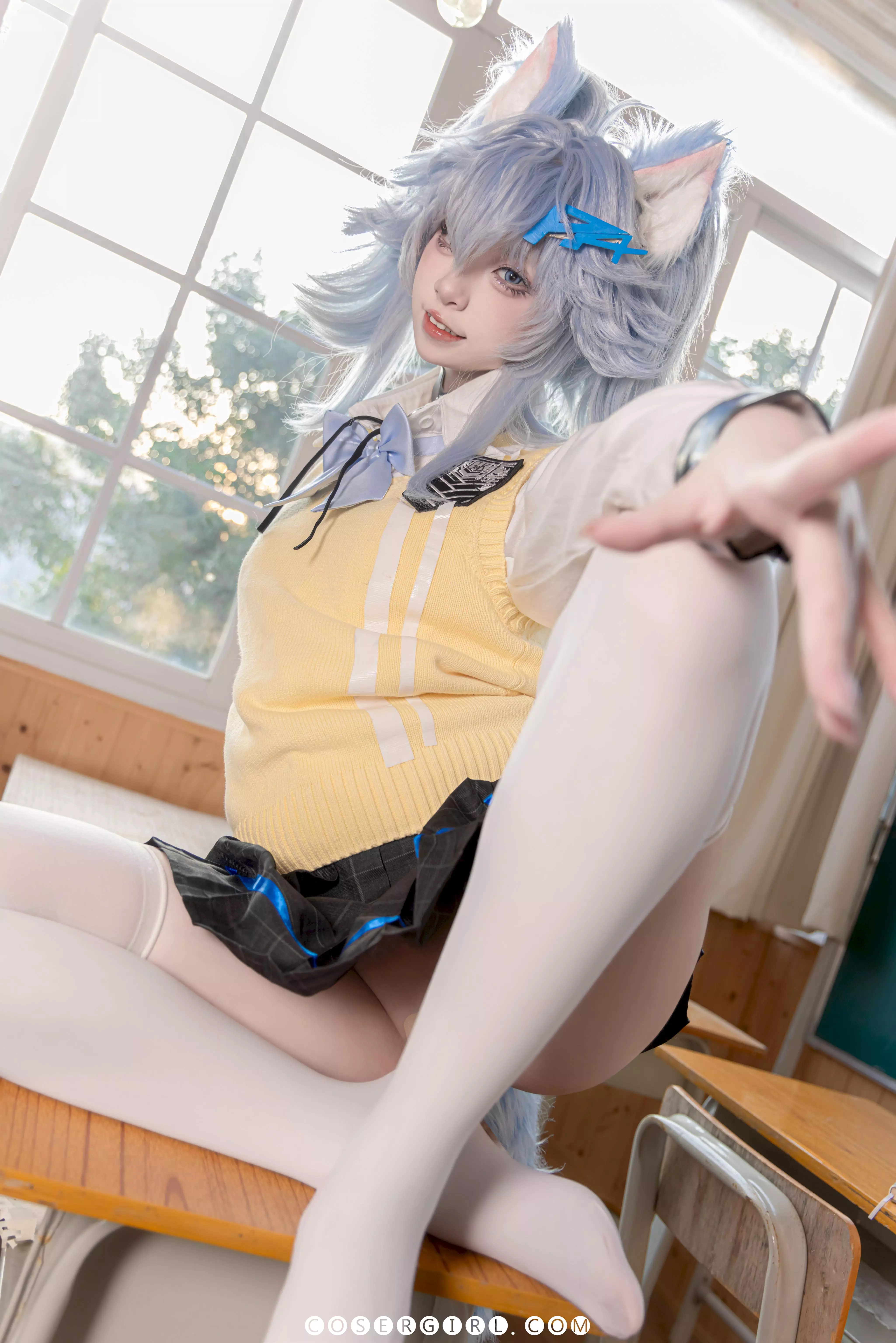 纸悦Etsu_ko坐在课桌椅上展示校服细节,蓝色领结格外醒目