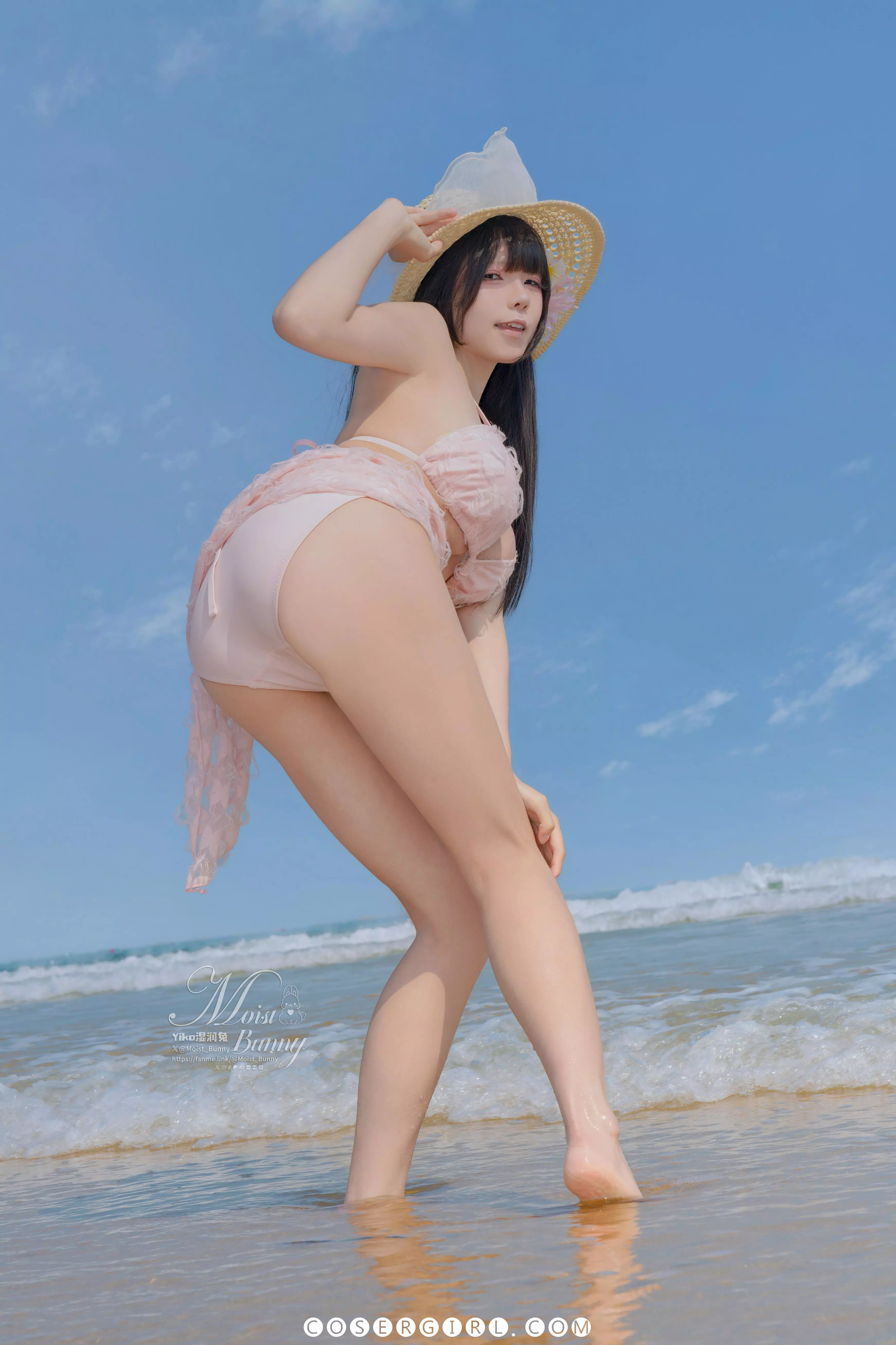 黏黏团子兔海滩戏水-海浪轻抚脚踝