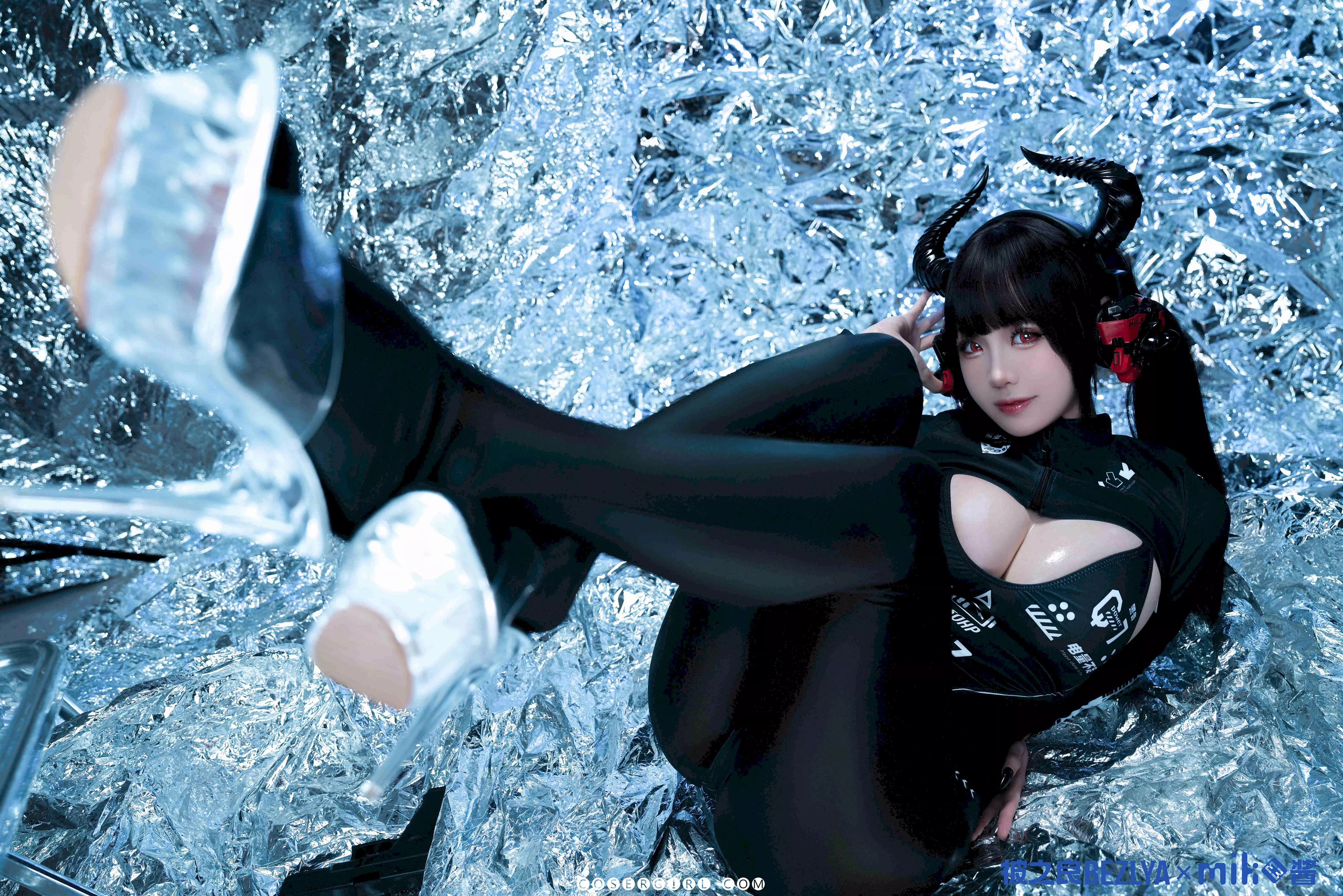 miko酱躺姿展现机械姬柔韧性