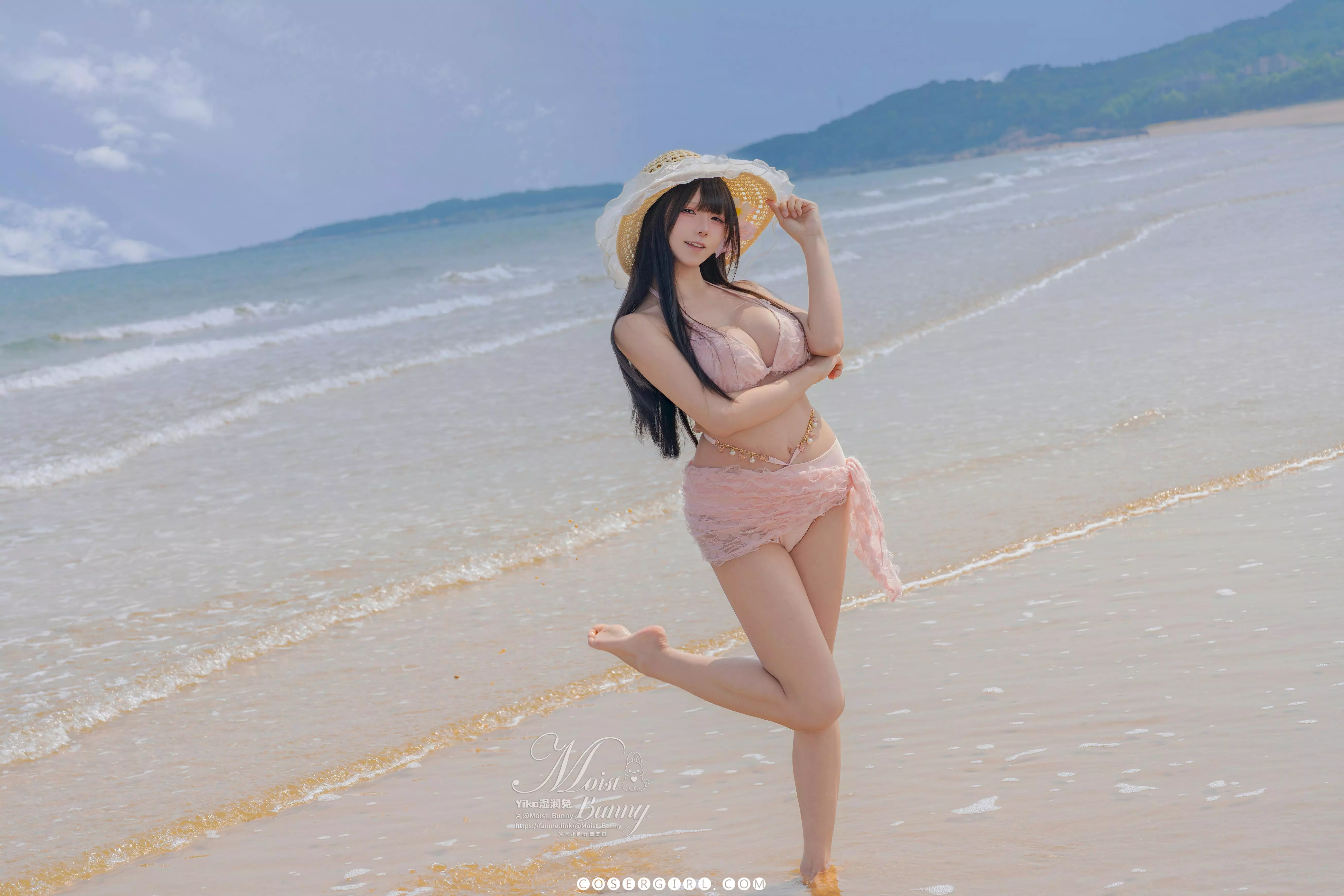 黏黏团子兔单脚站立在沙滩上,身体呈现出活泼的S型曲线,笑容甜美。