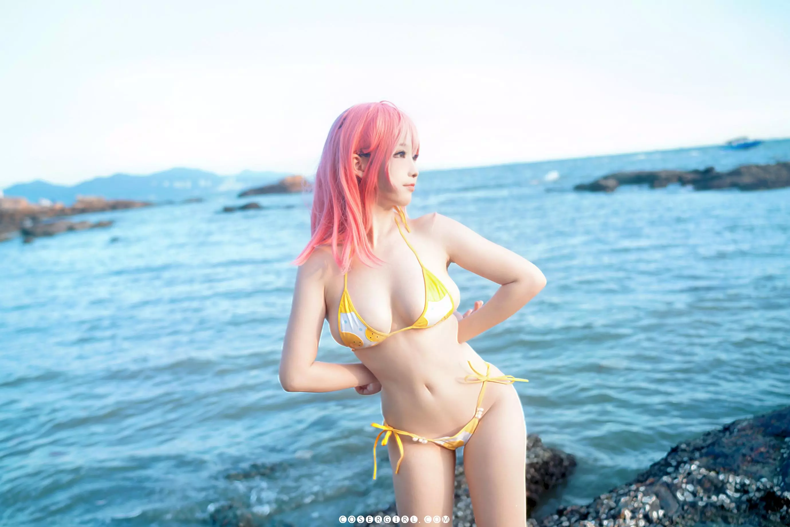 七七娜娜子cos穗香,身穿黄色比基尼站在海水中,侧身看向远方,粉色长发飘逸。