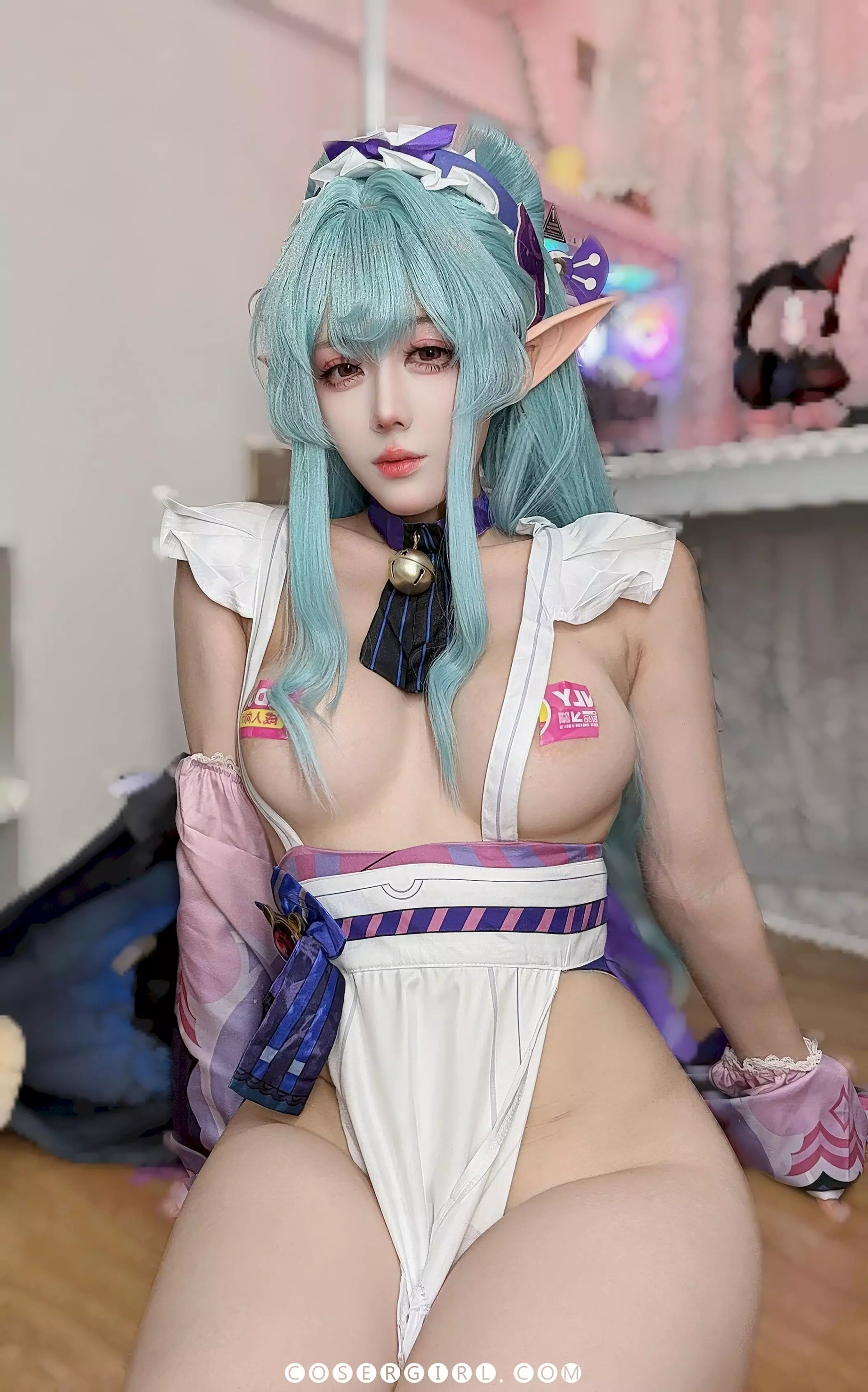 九言cos梦见月瑞希正面坐姿,她戴着颈铃,蓝发垂肩,眼神直视镜头。