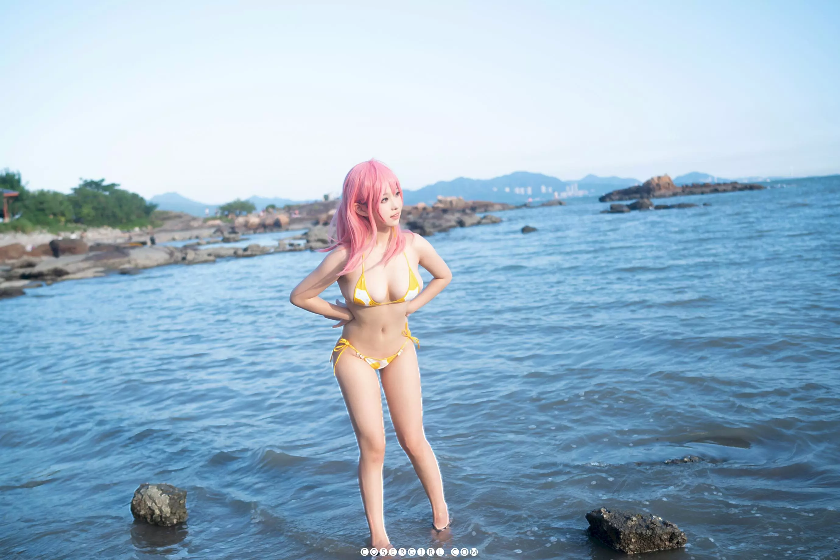 七七娜娜子cos穗香,身穿黄色比基尼站在齐腰深的海水中,双手叉腰,眺望远方。