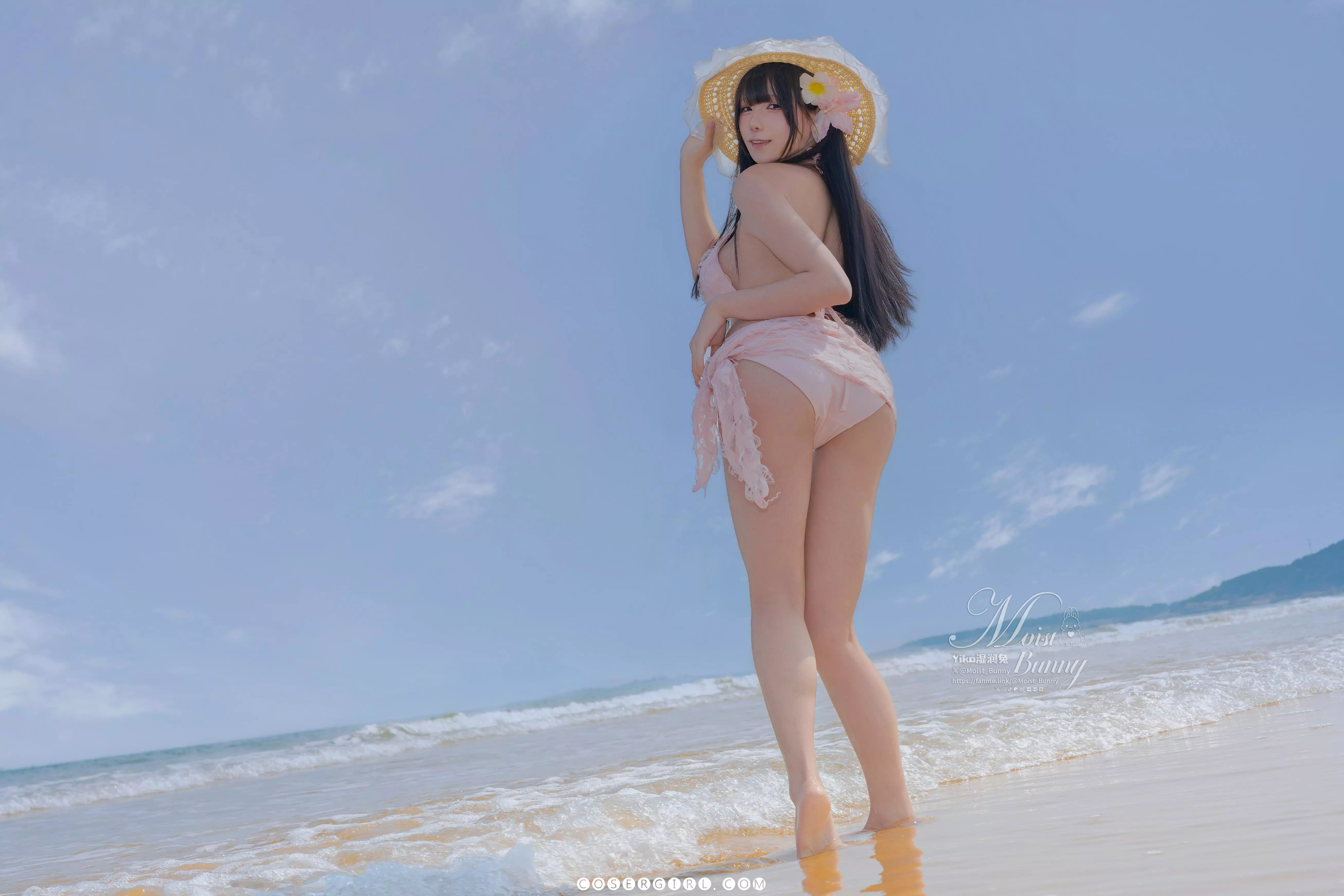 黏黏团子兔背对镜头,回头浅笑,展示出完美的背部曲线和臀部线条。