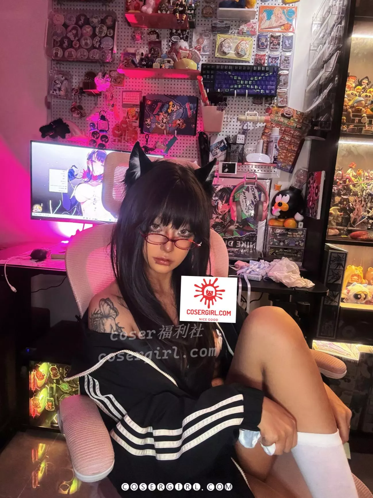 下饭樱桃子身穿黑色运动外套和白色长袜,头戴猫耳,坐在粉色电竞椅上。