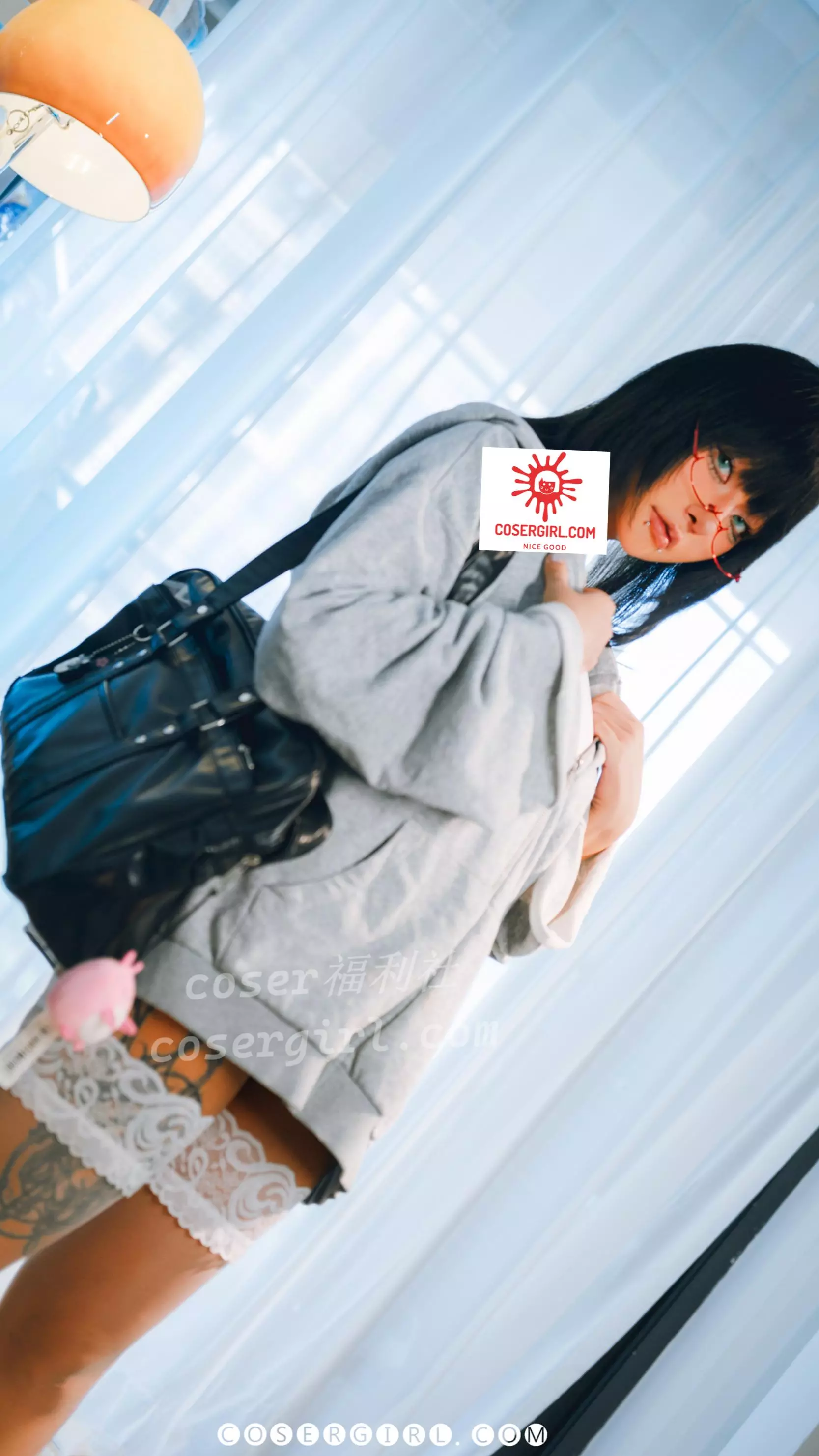 下饭樱桃子侧身站立,灰色卫衣半开,露出大腿上的白色蕾丝袜和纹身。