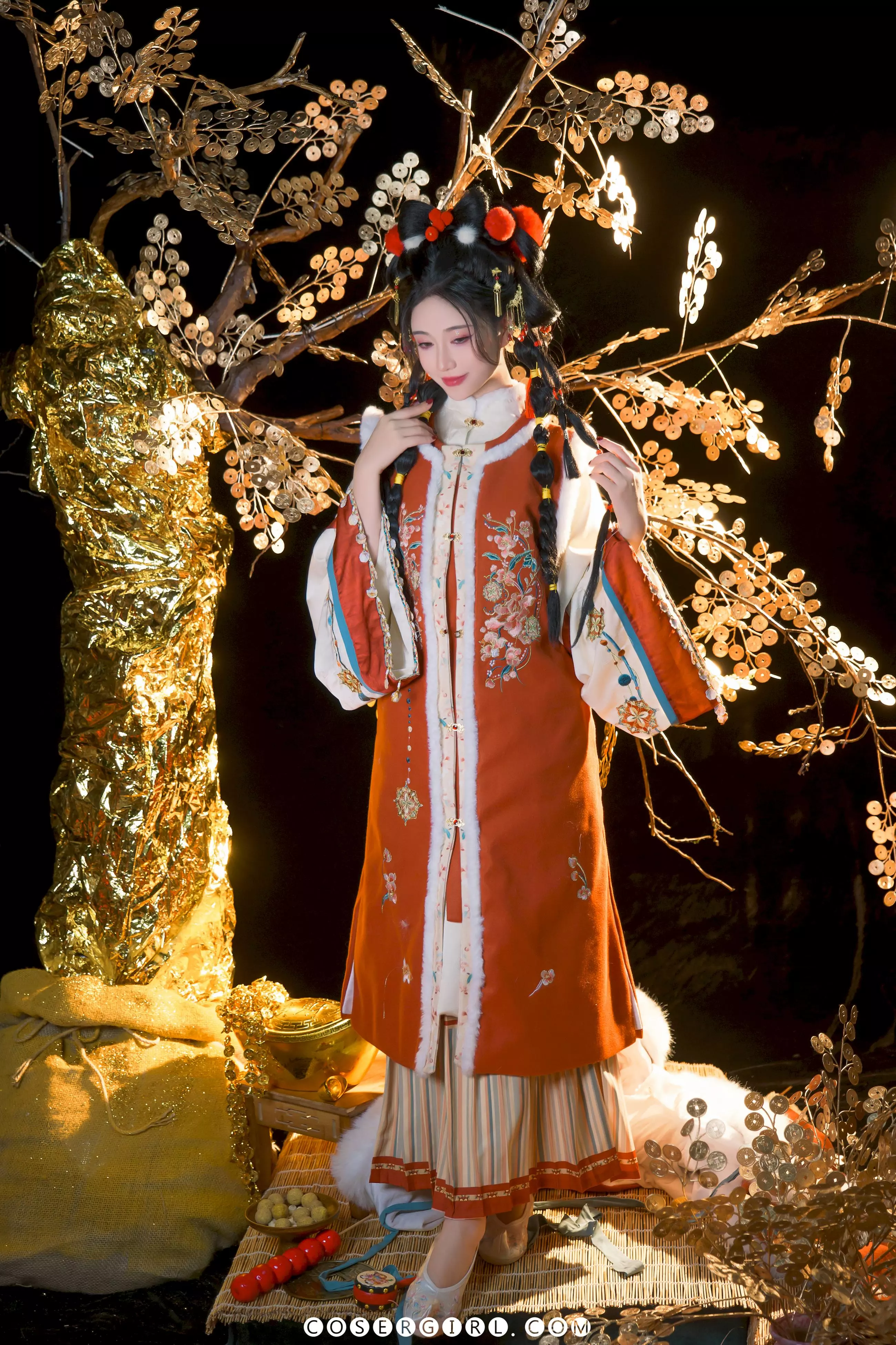 2025年宝站立全身照,整理着自己的麻花辫,展示华丽汉服的整体效果。