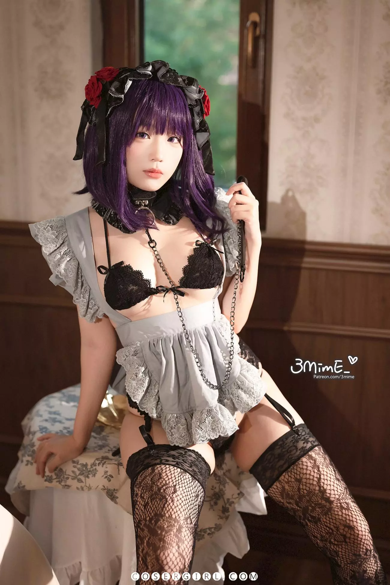 弥美Mime扮演的黑江雫正面坐在床沿,身穿哥特女仆装和黑色网袜,紫色眼瞳和精致妆容引人注目。