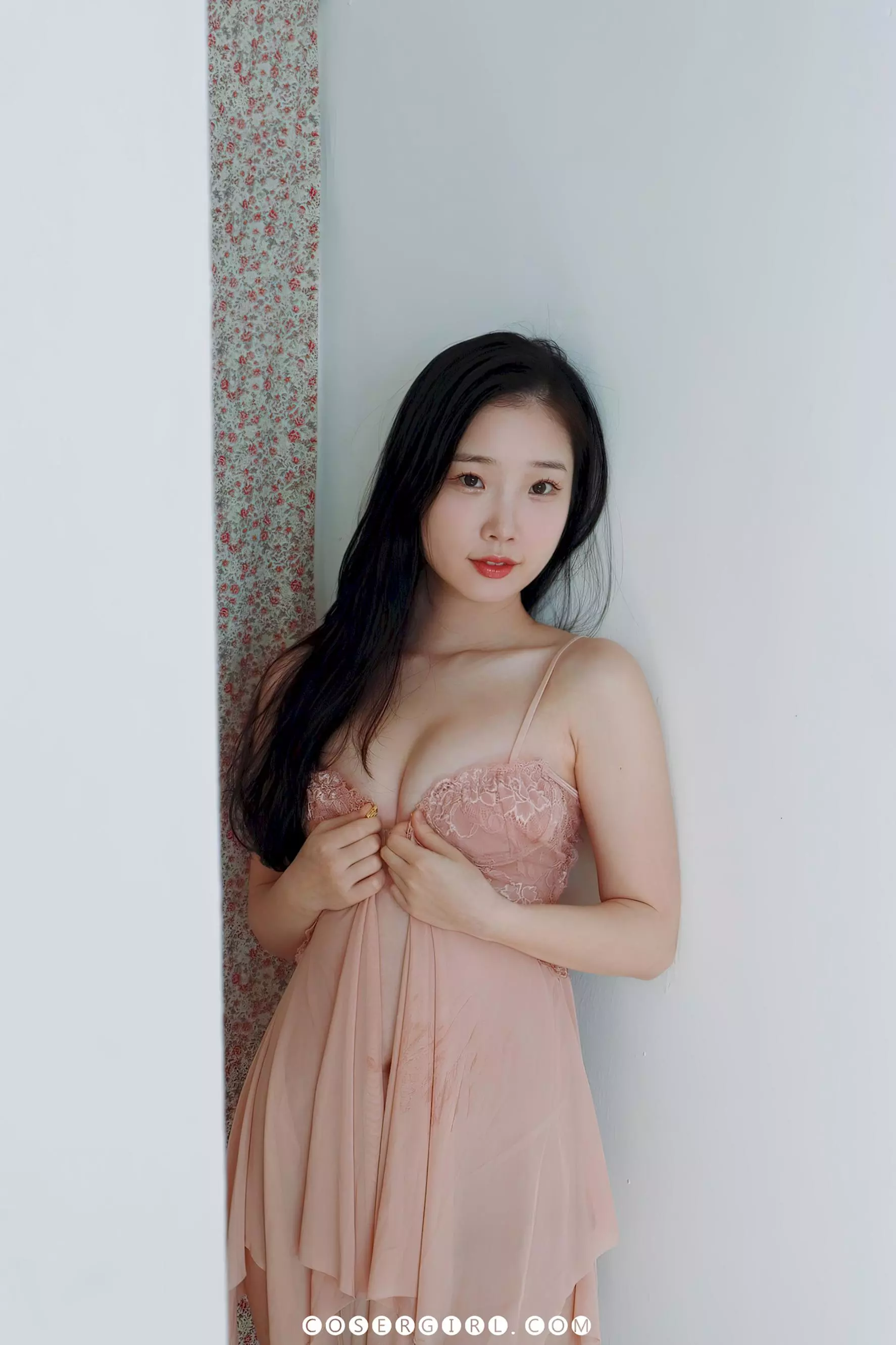Pureding身穿粉色蕾丝睡裙,双手护在胸前,眼神无辜地望着镜头
