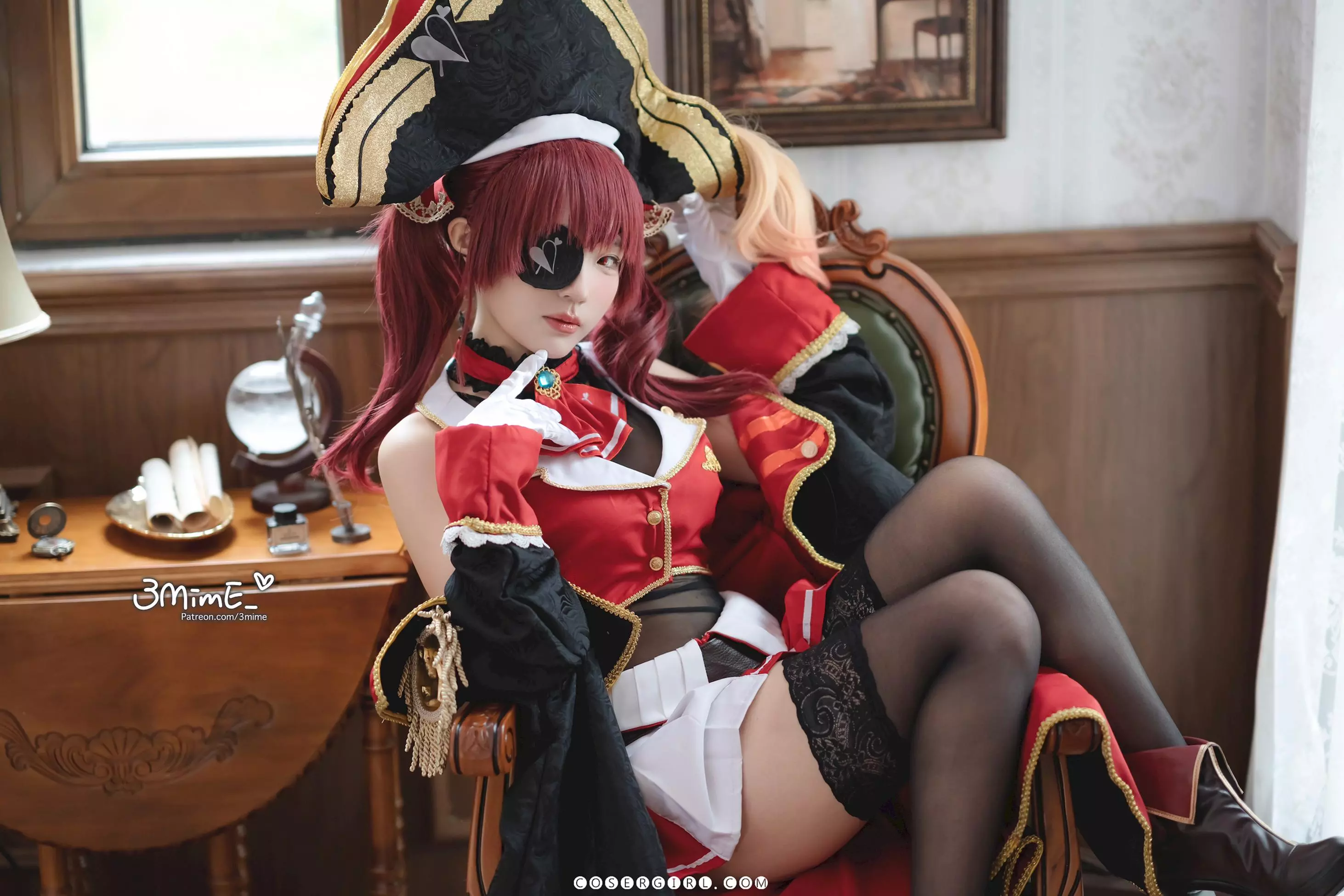 弥美Mime扮演的红发海盗船长Marine,戴着眼罩,霸气地坐在复古椅子上,翘着腿露出黑色蕾丝长筒袜。