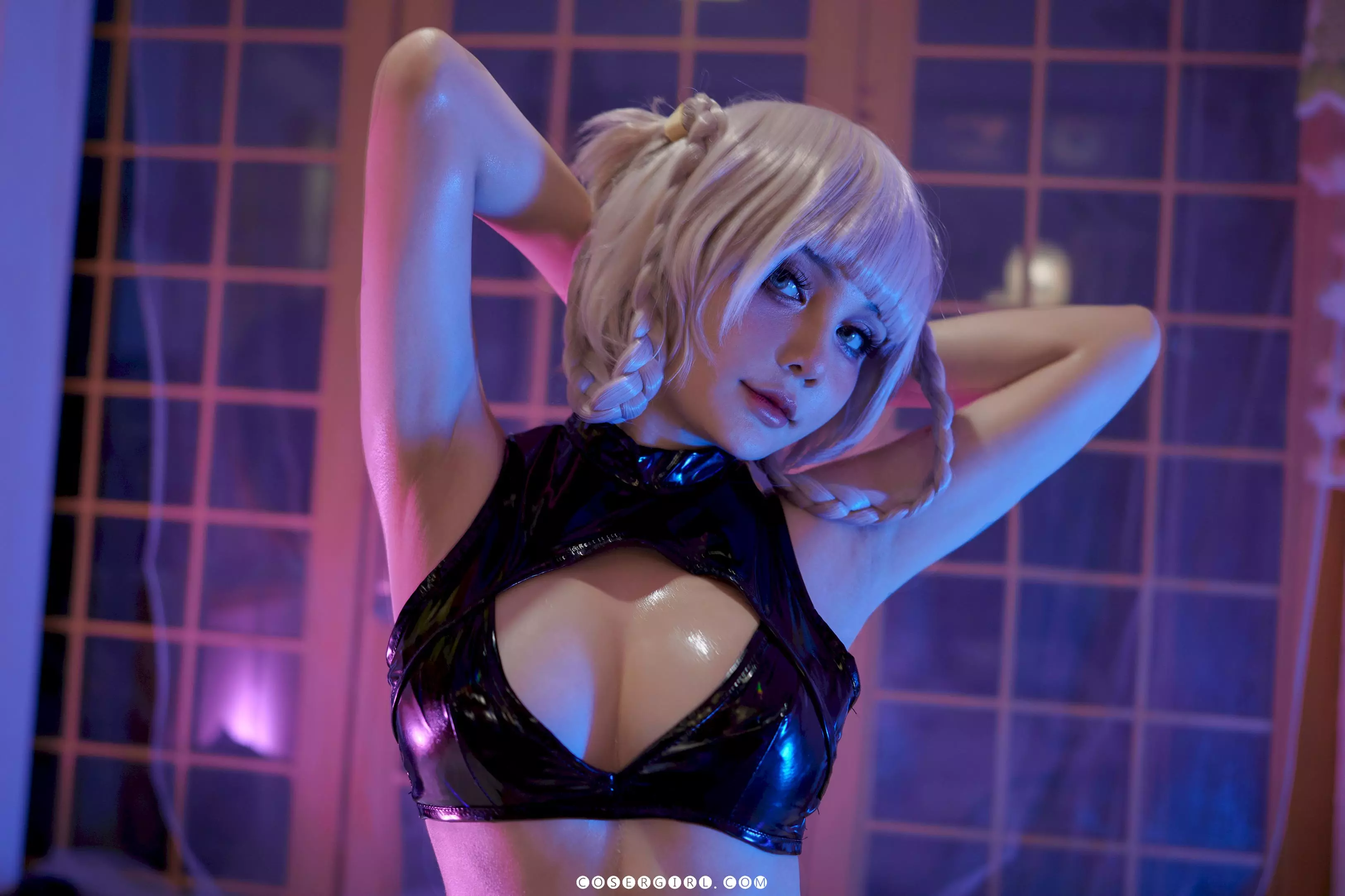 Joyce扮演的七草荠双手举过头顶,身体后仰,展示出她穿着的黑色漆皮服装和完美的身材曲线。