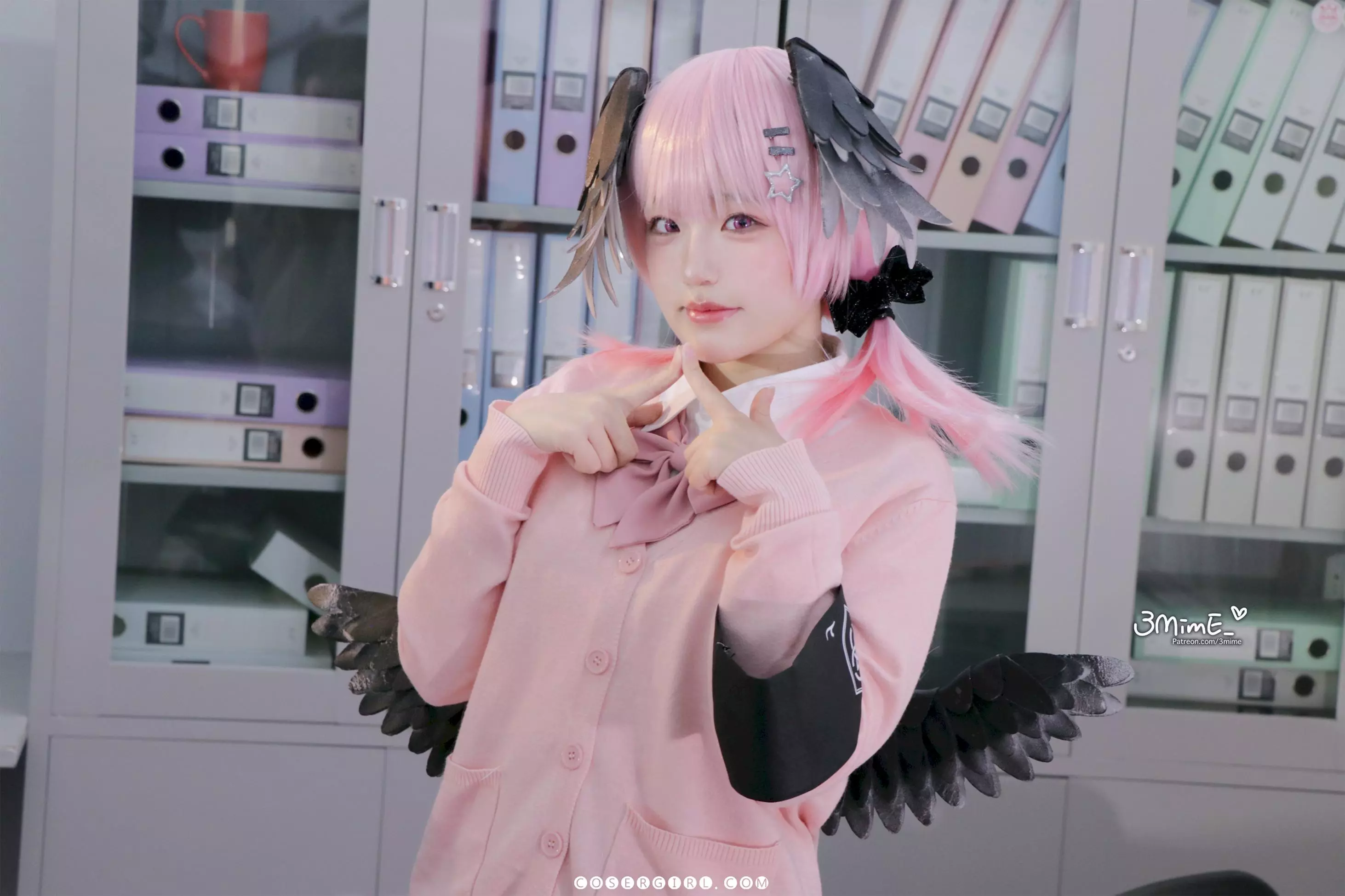 弥美Mime cos的Koharu手持一个巨大的禁止标志,表情严肃地看着镜头。