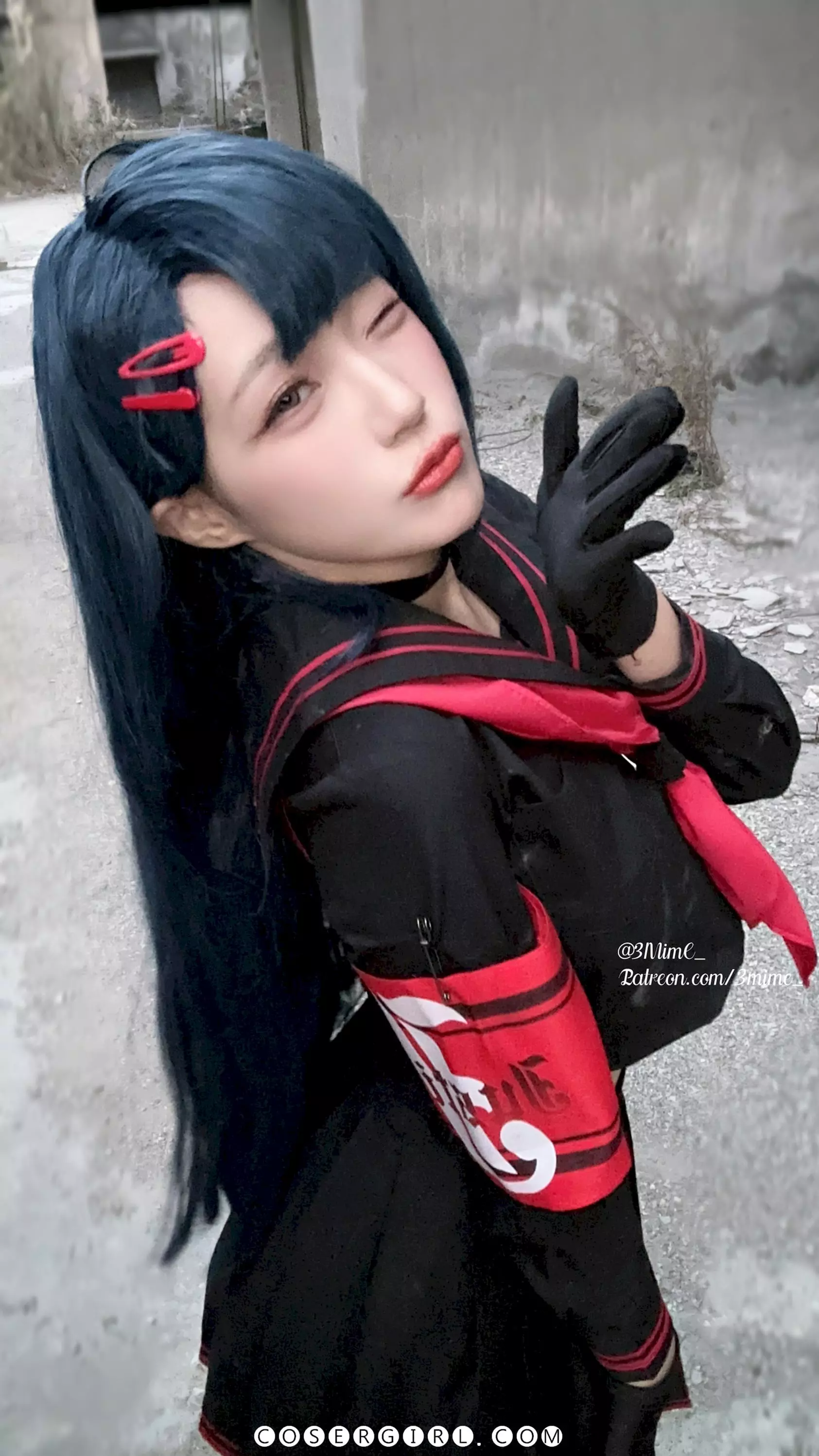 弥美Mime扮演的Ichika正面照,她身穿黑红制服,留着蓝色长发,对着镜头伸出右手掌,眼神带笑。