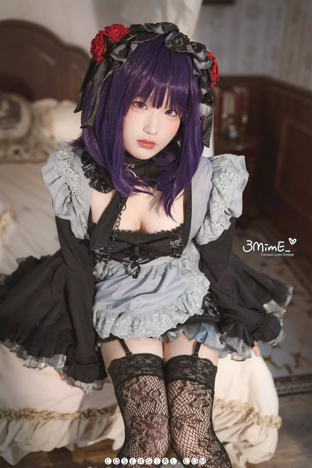 弥美Mime扮演的黑江雫站在床边,双手轻轻提起层叠的裙摆,露出了腿上的“正T”纹身和黑色蕾丝吊带袜。