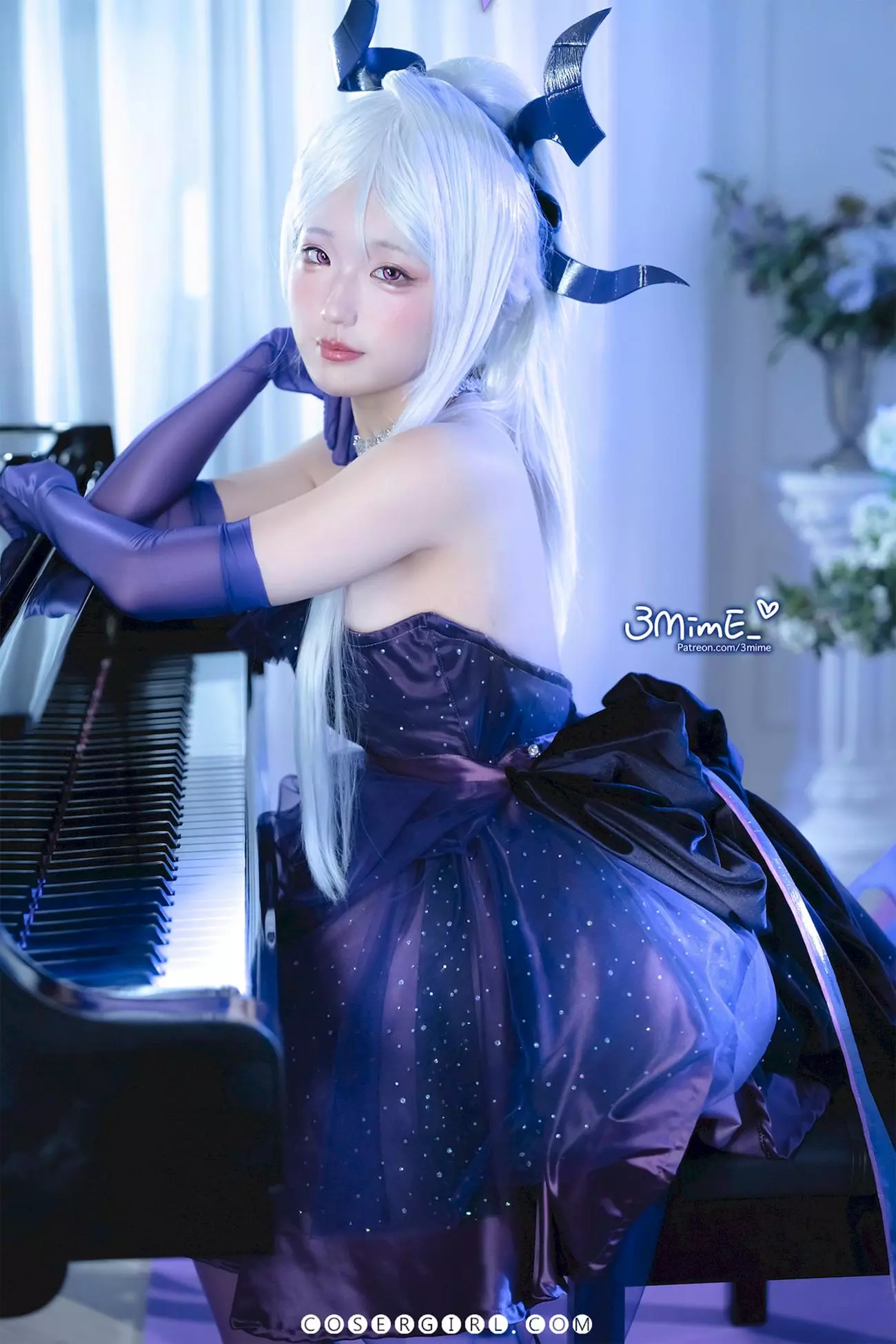 弥美Mime扮演的Hina站在钢琴旁,提着裙摆,展现全身的星空裙装。