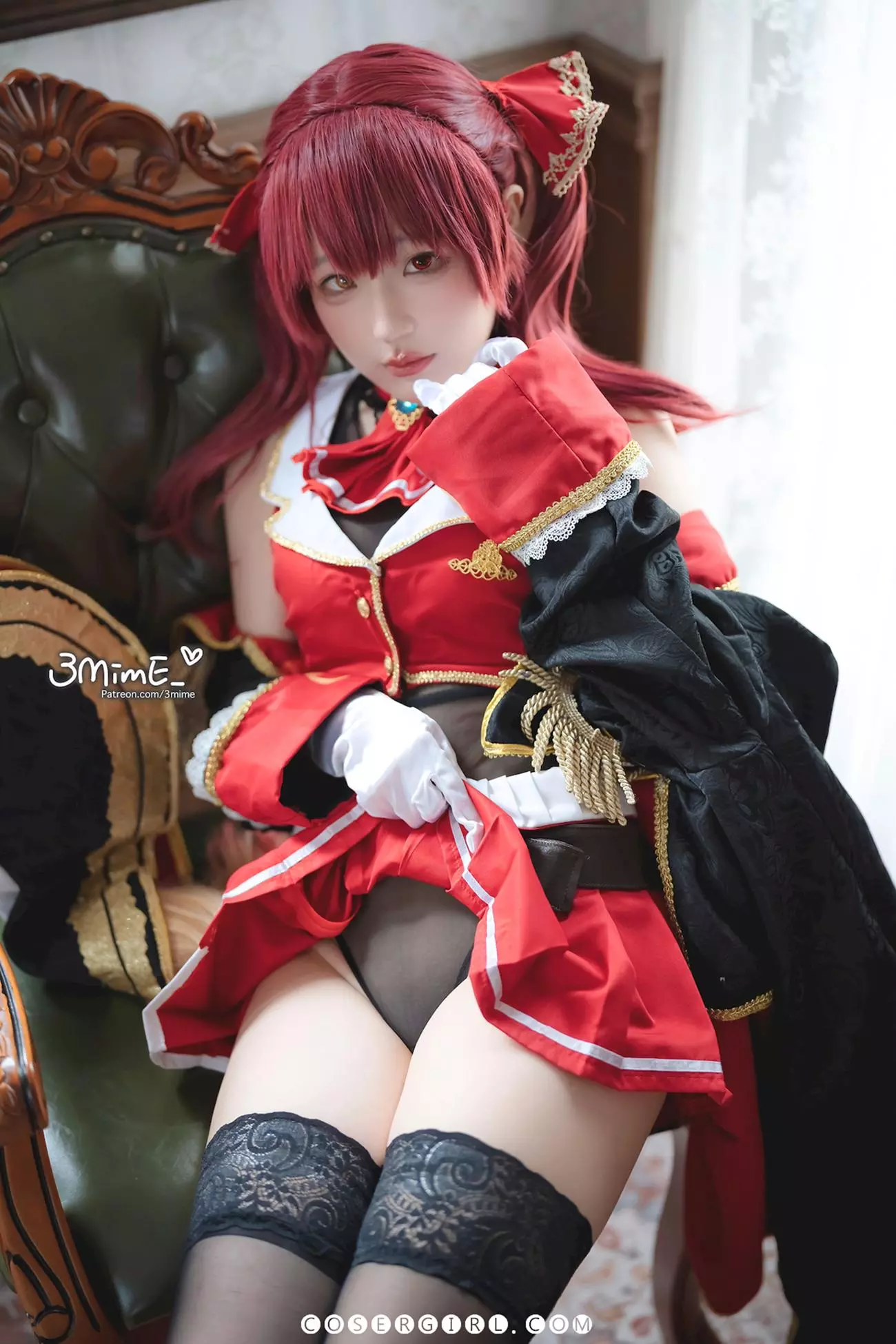 弥美Mime扮演的Marine船长近景,她坐在椅子上,眼神直视镜头,轻轻拉开红色外套。