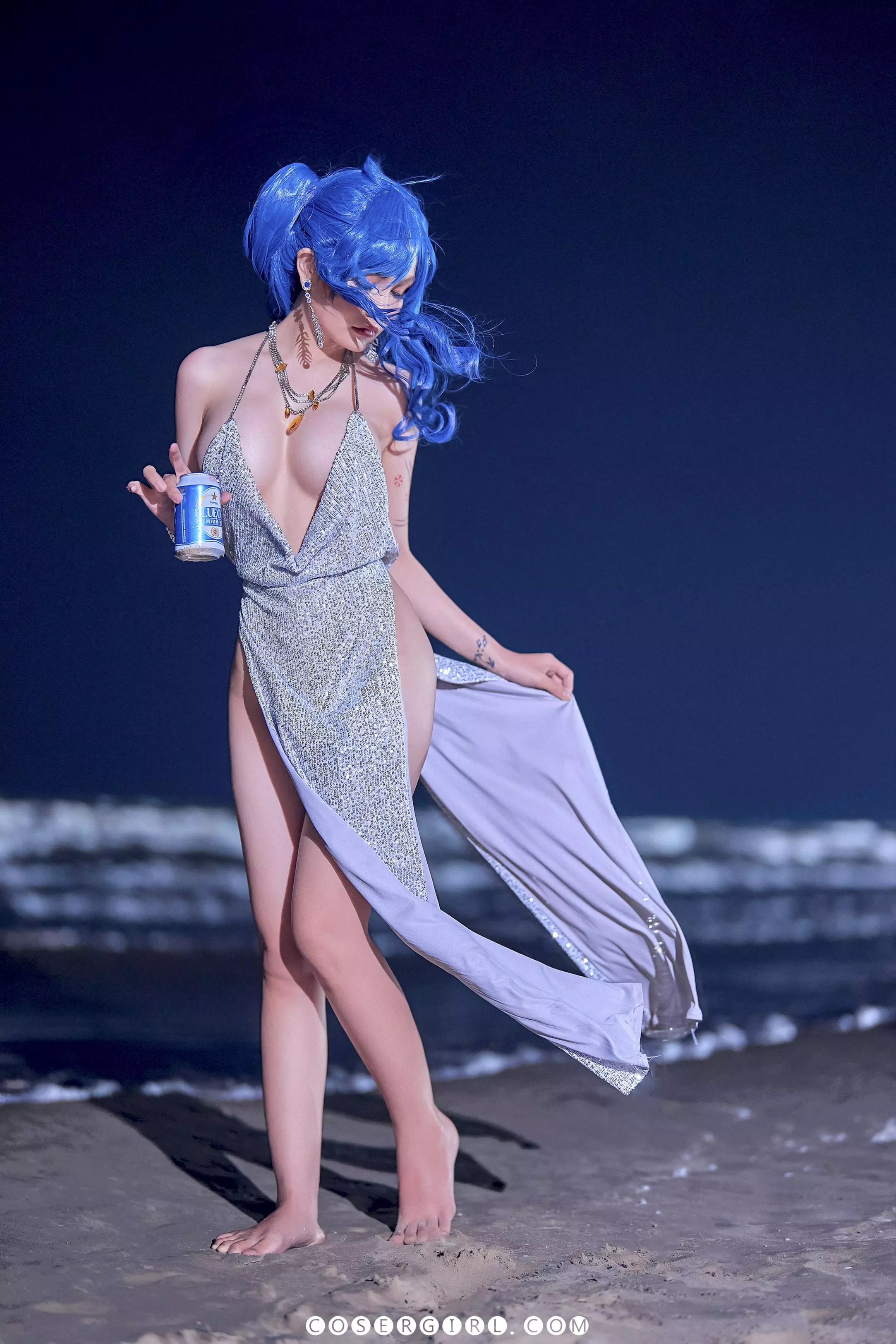Coser Joyce扮演圣路易斯近景特写,她拿着啤酒罐,眼神迷离地望向镜头。