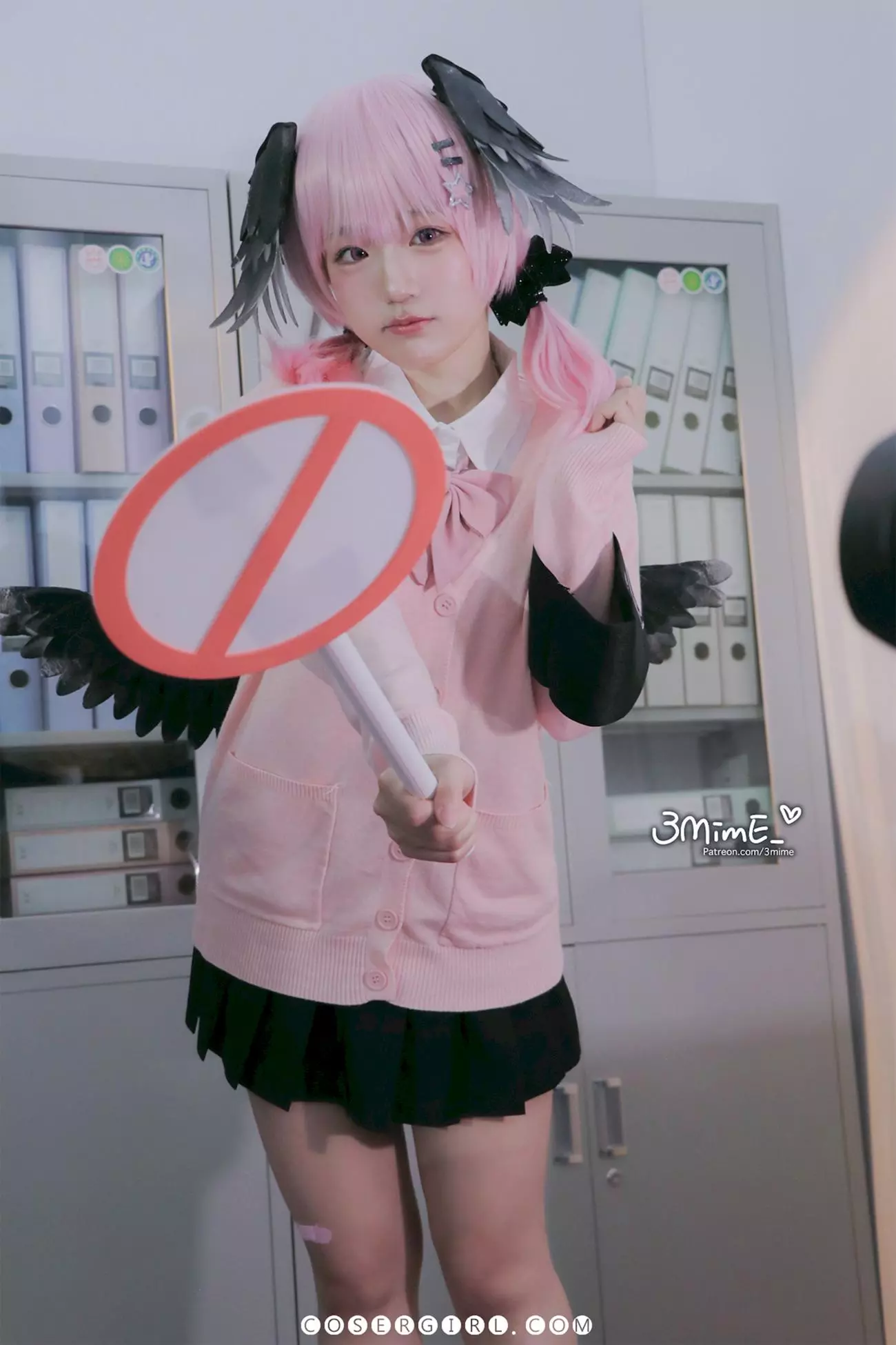 弥美Mime扮演的Koharu侧身站立,手提一个小黑包,白色长袜和黑色鞋子的搭配十分可爱。