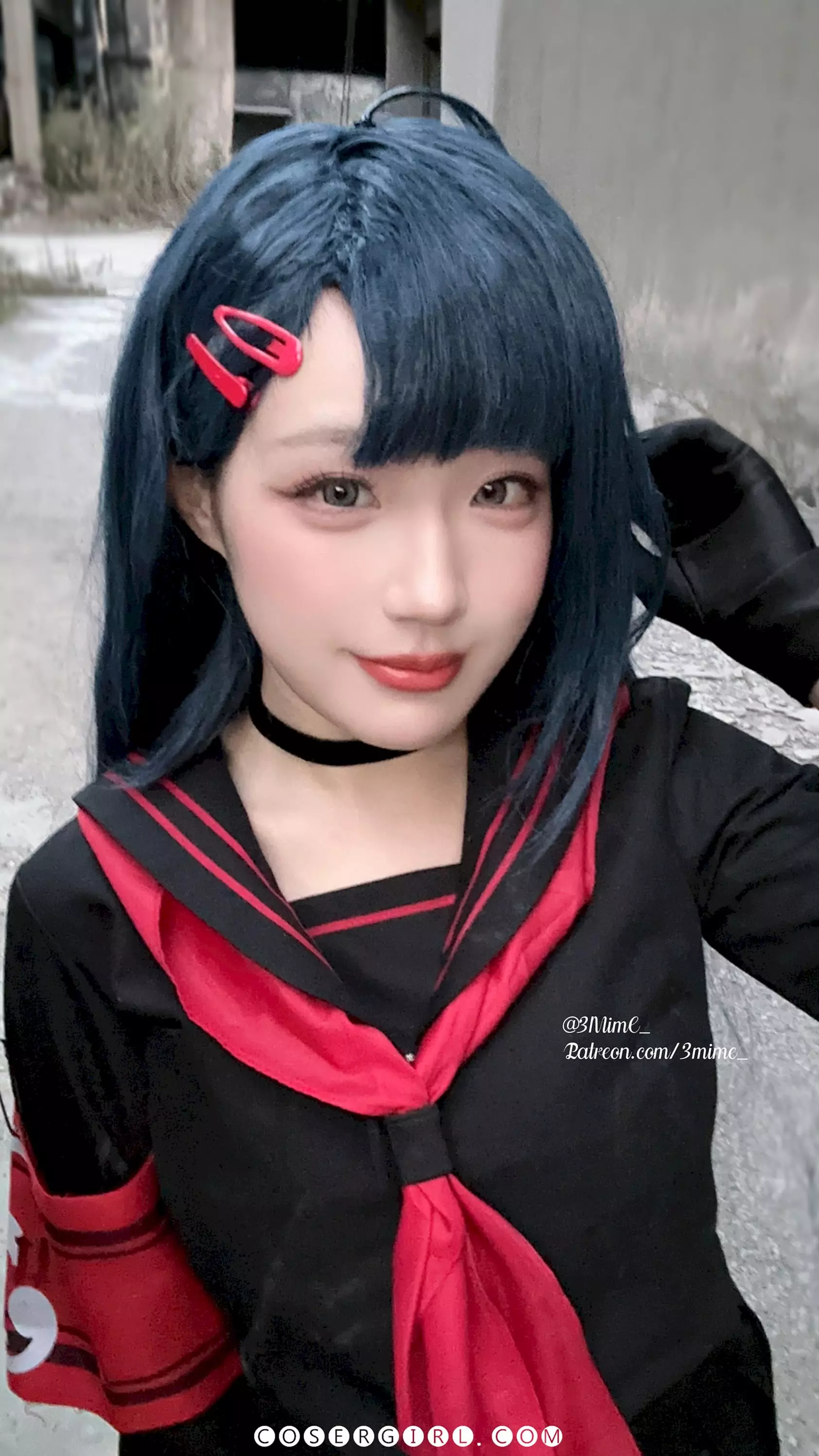 弥美Mime扮演的Ichika弯腰侧身,身后展开巨大的黑色羽翼,她手持红色手机,视线低垂。