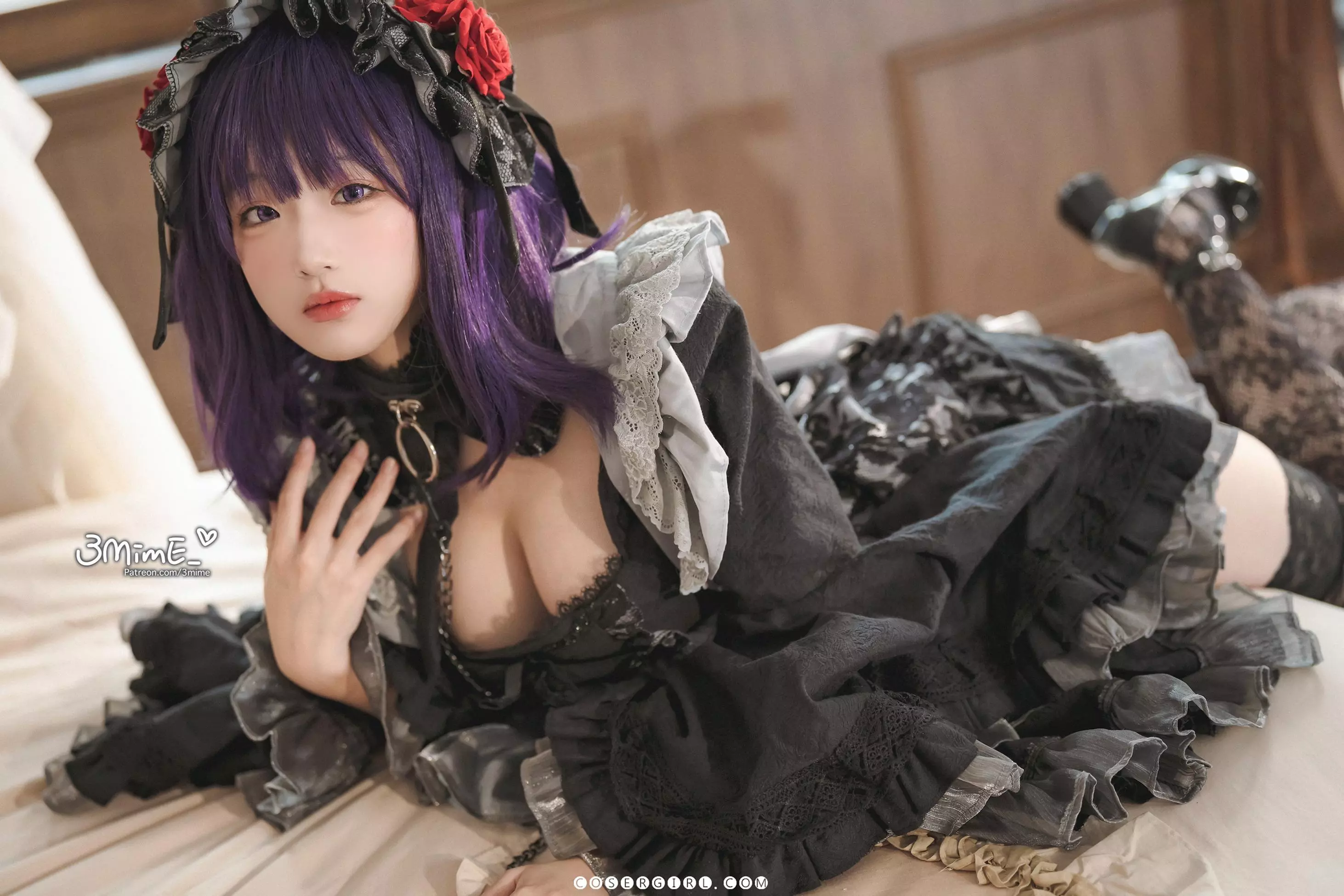 弥美Mime扮演的黑江雫坐在床边,身穿黑灰色哥特女仆装,搭配黑色蕾丝吊带袜,双手放在膝上,紫色眼瞳凝视着前方。