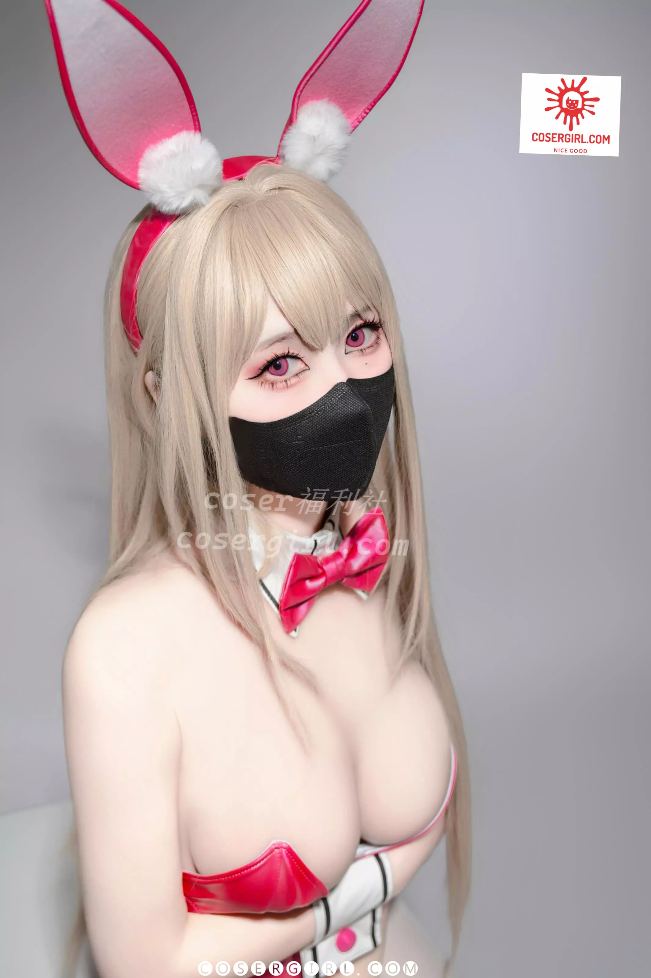 泉桃子扮演的毒兔侧后方视角,金色长发垂下,展示粉色兔女郎服和白色连裤袜包裹的身体曲线
