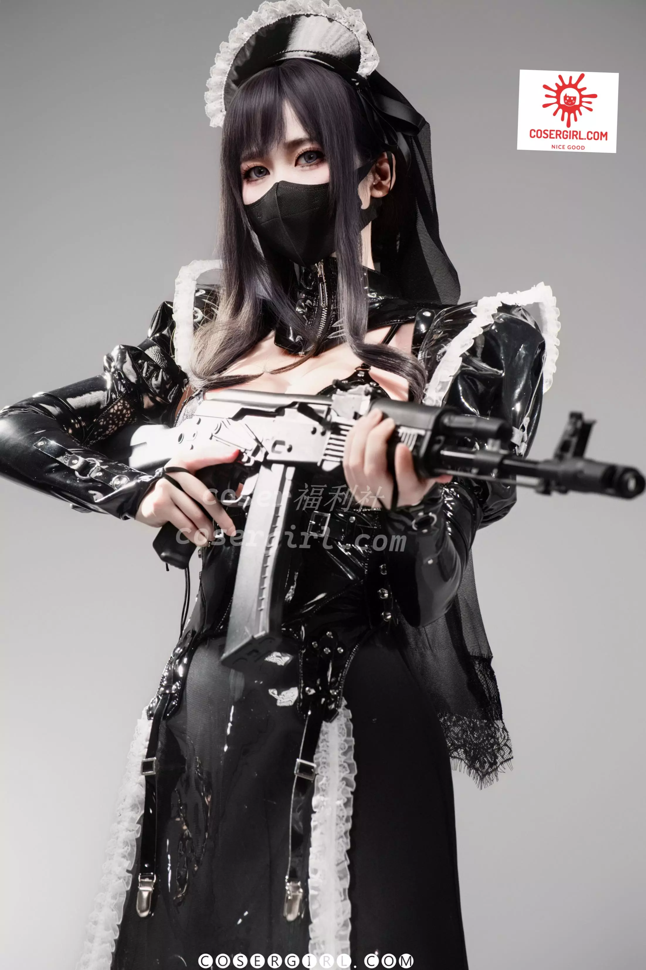 泉桃子扮演的午夜女仆长侧身持枪,展示了从肩部到腰臀的流畅曲线,漆皮的反光质感和蕾丝的柔和形成对比