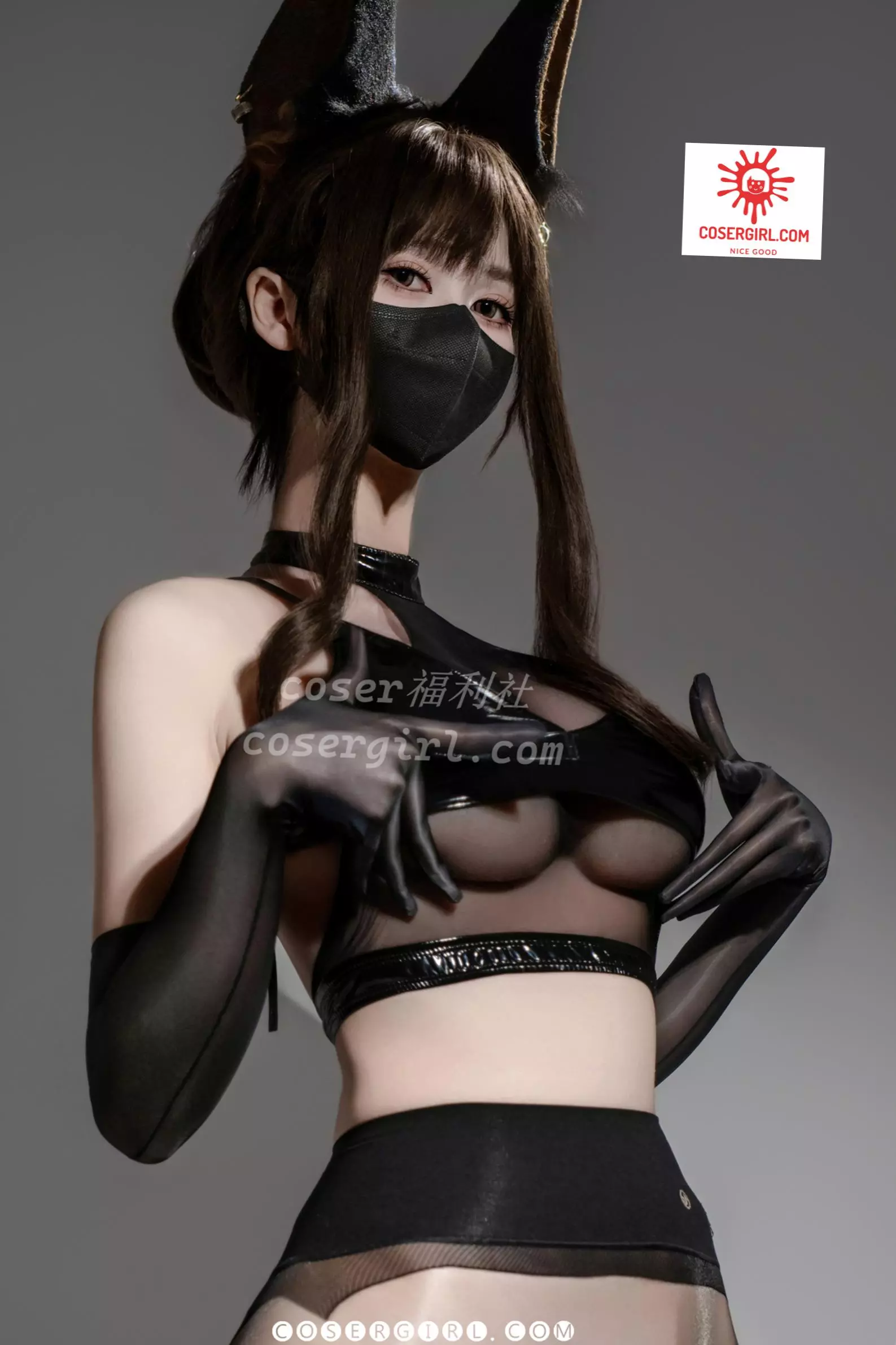 泉桃子极光魔女正面近景,双手抬至胸前,眼神锐利