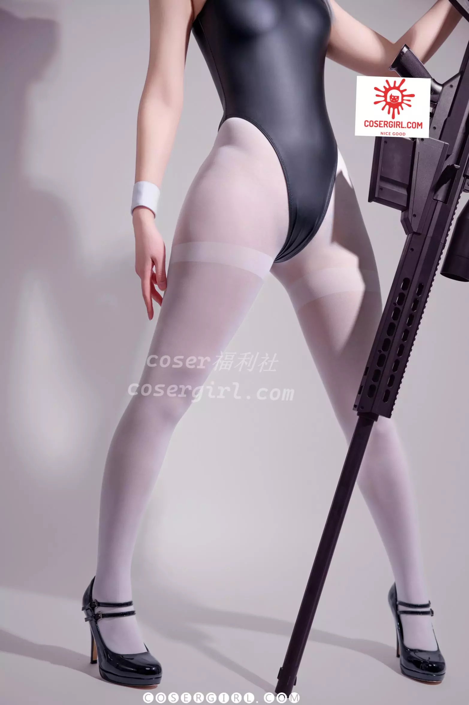 泉桃子扮演的黑猫女仆全身侧面照,她戴着猫耳和眼镜,身穿黑色紧身衣和白色连裤袜,姿态文静地站着
