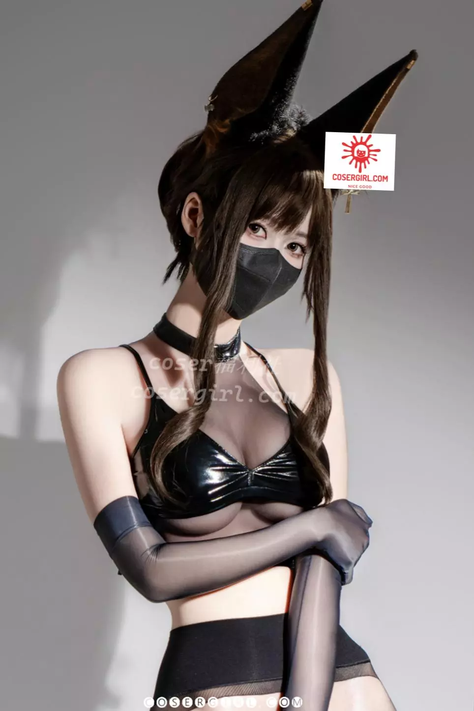 泉桃子极光魔女侧后方视角,展示了服装的材质拼接和身体曲线