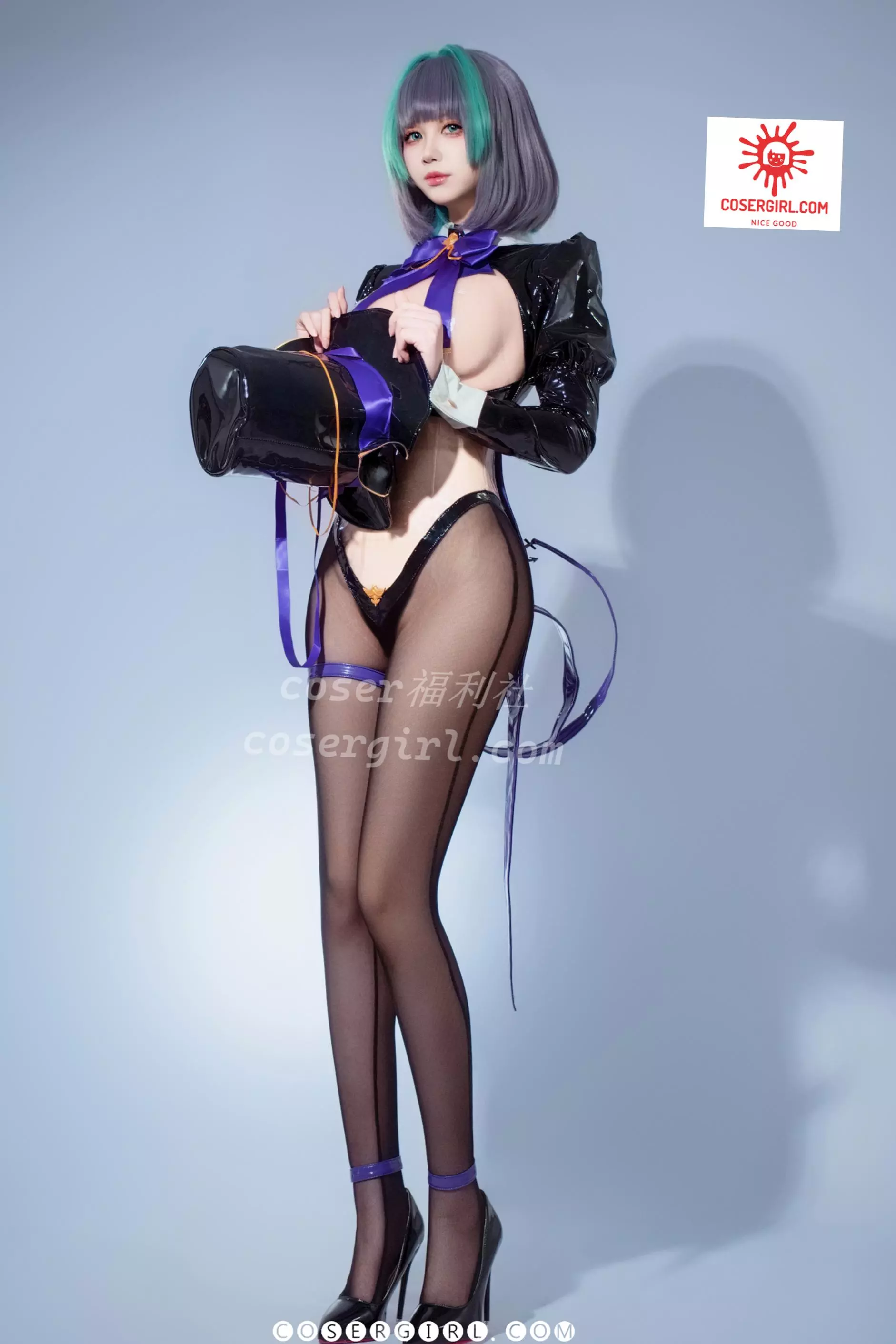 泉桃子扮演的柴郡魔术师背对镜头回眸,展示了服装的燕尾设计和黑色丝袜包裹的臀腿曲线。