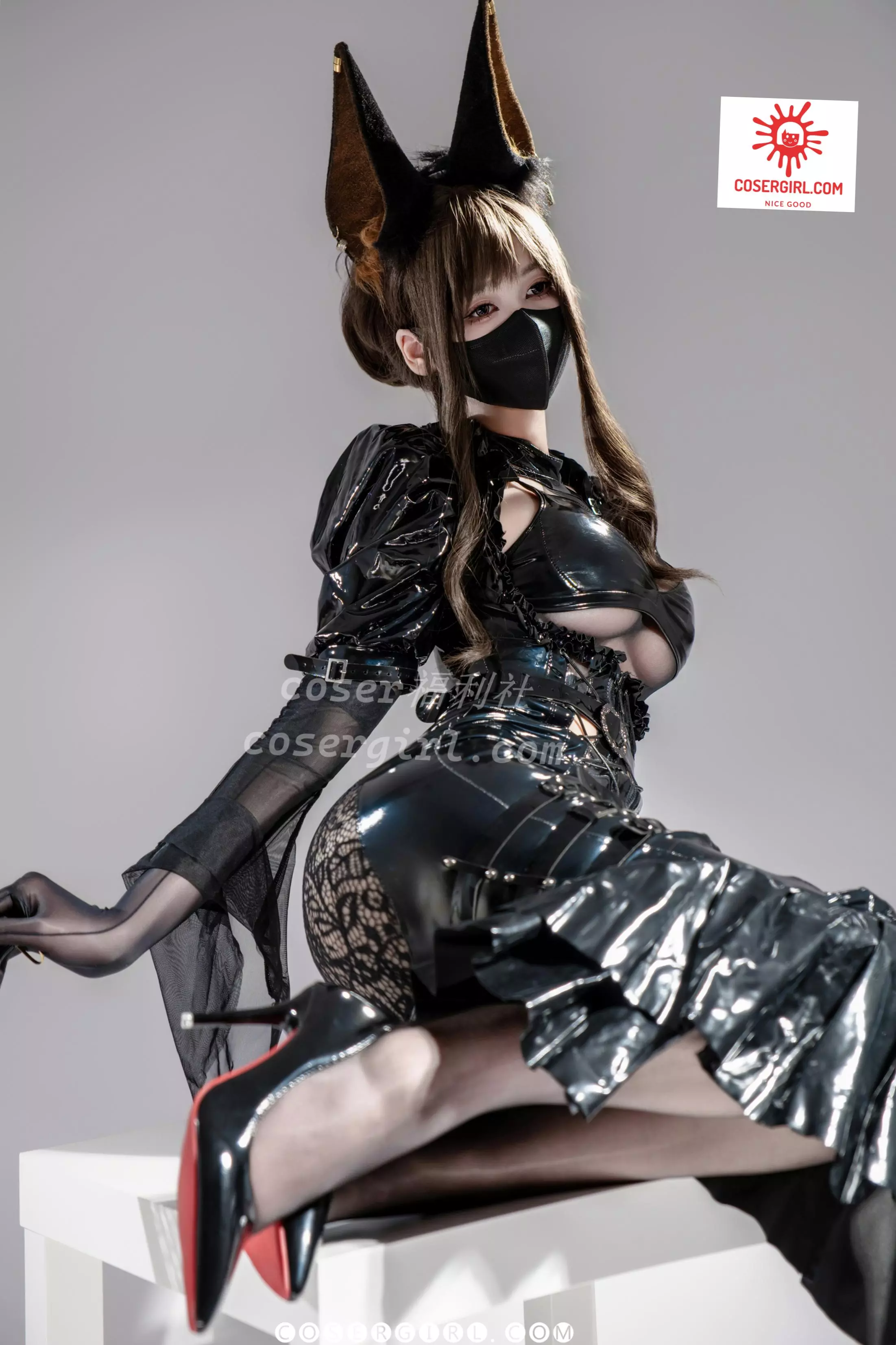 泉桃子极光魔女俯身姿势,双手交叉放在白色方凳上,身体前倾,服装的绑带细节清晰可见。