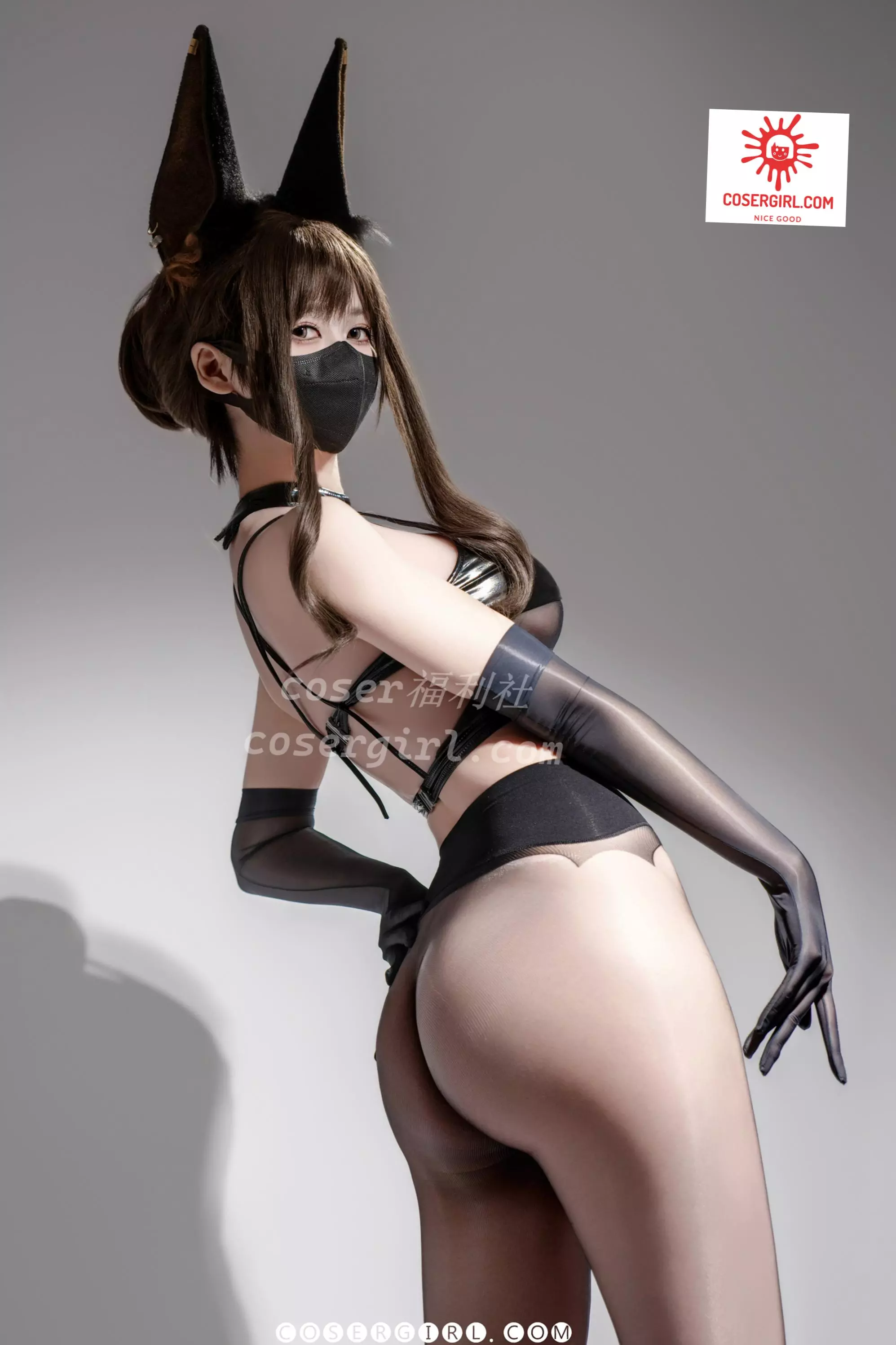 泉桃子极光魔女上半身正面照,双手抬起,展示黑色薄纱手套和皮质上衣细节