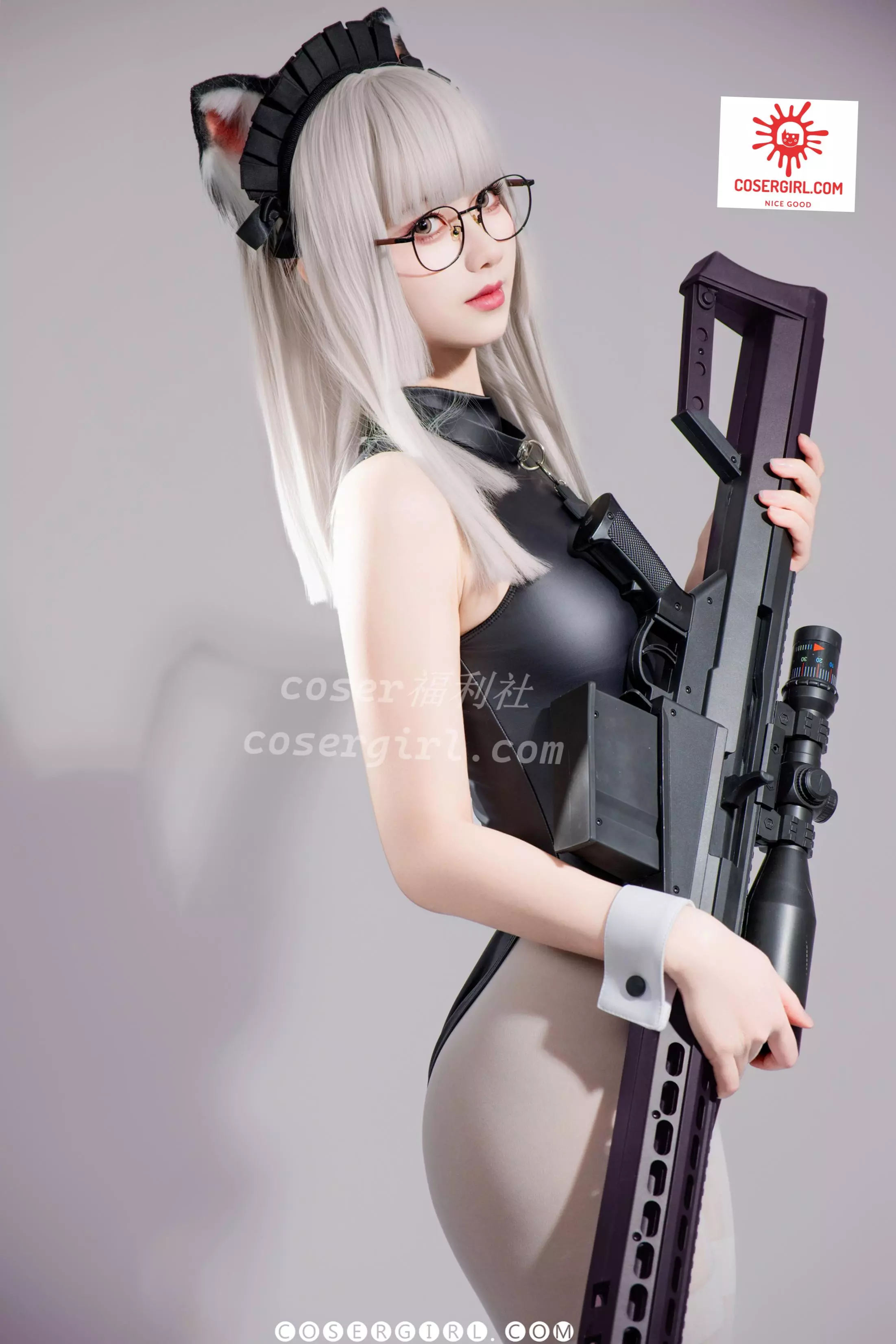 泉桃子扮演的黑猫女仆侧后方视角,一手扶着狙击枪,展示了挺翘的臀部曲线和白色连裤袜