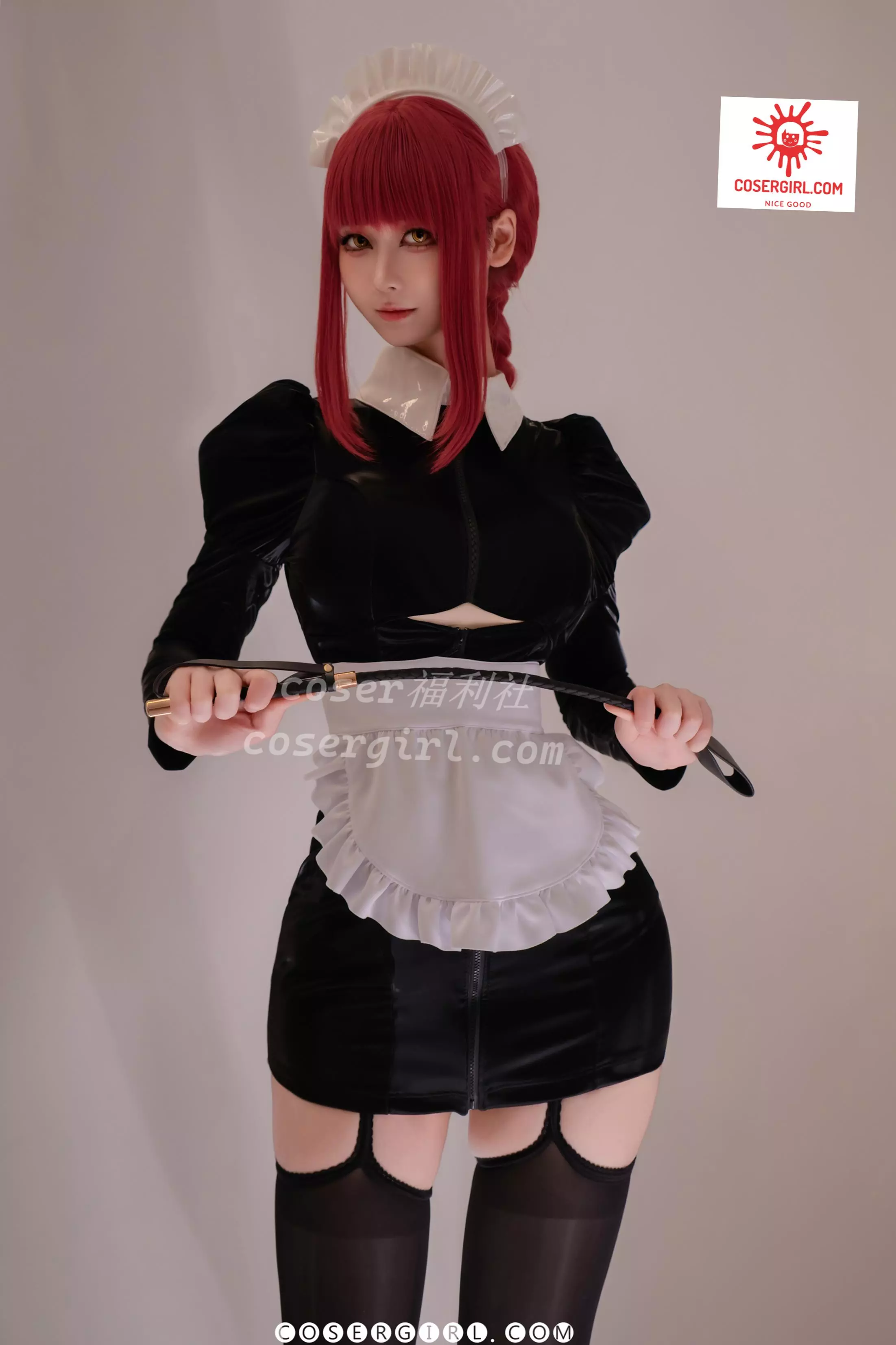 泉桃子扮演的玛奇玛女仆侧脸特写,红色麻花辫垂下,手持短鞭,表情专注