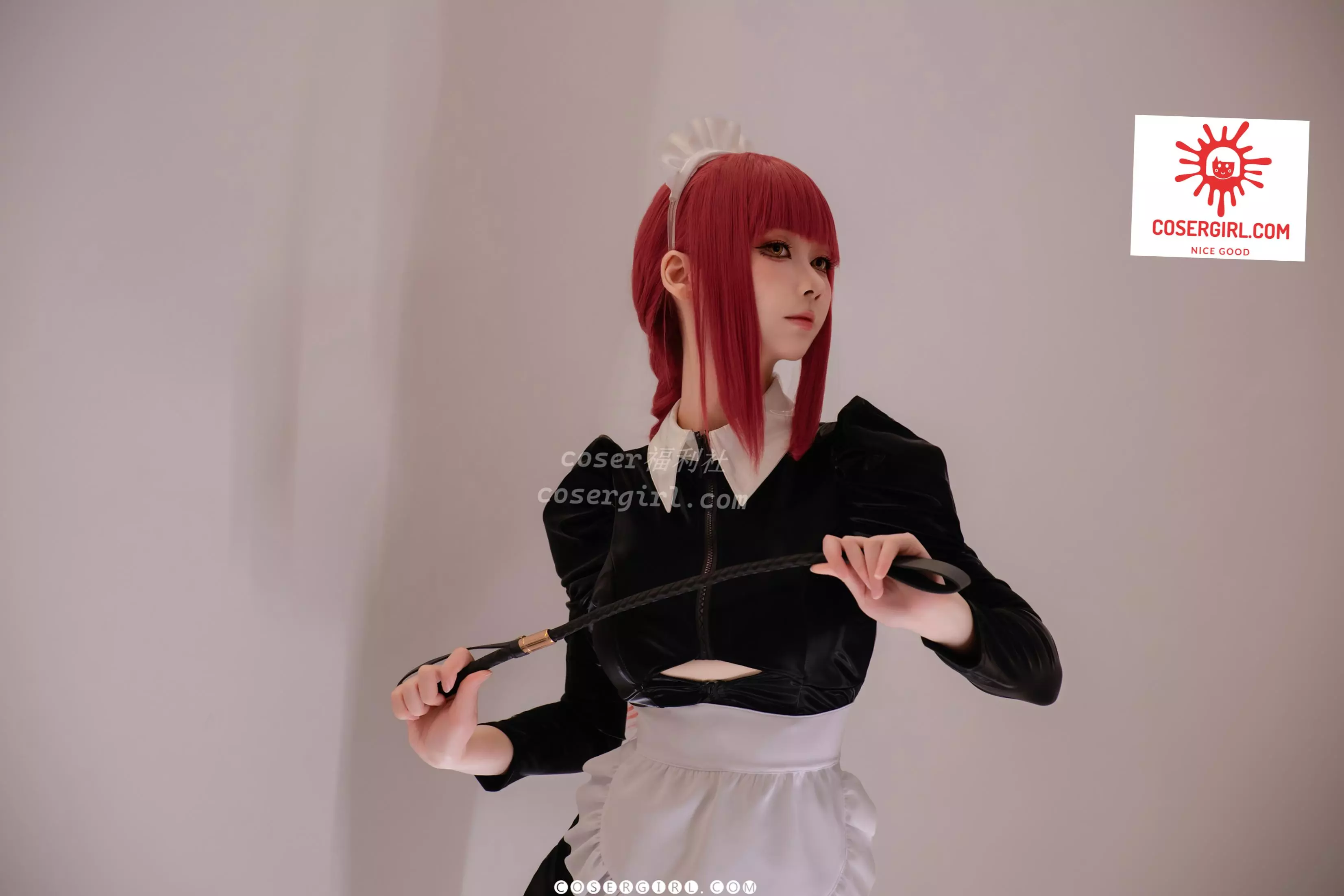 泉桃子扮演的玛奇玛女仆背对镜头回眸,展示了服装的背部绑带设计和挺翘的臀部曲线