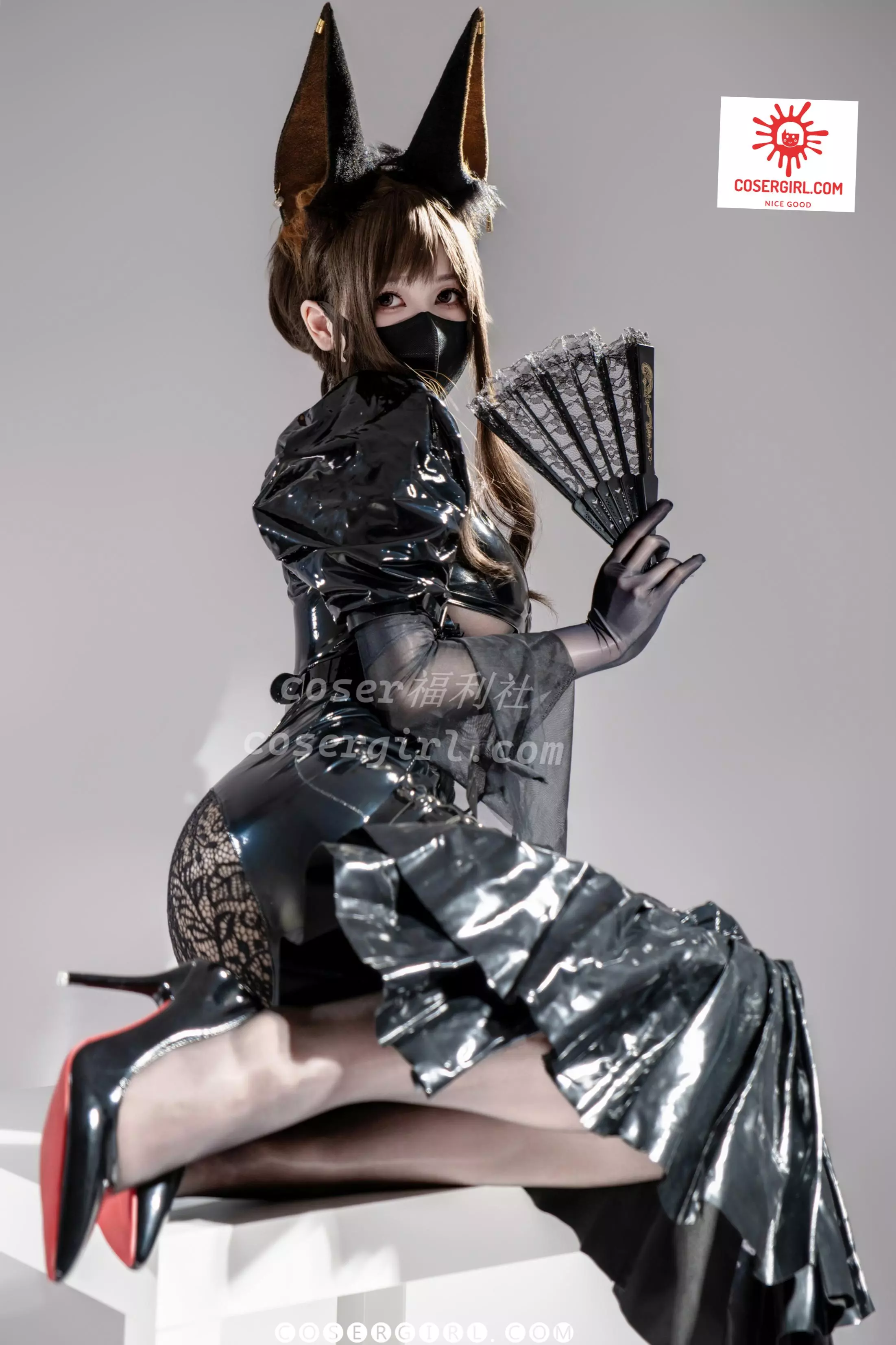 泉桃子极光魔女跪姿正面,手持折扇,眼神透过面罩凝视镜头。