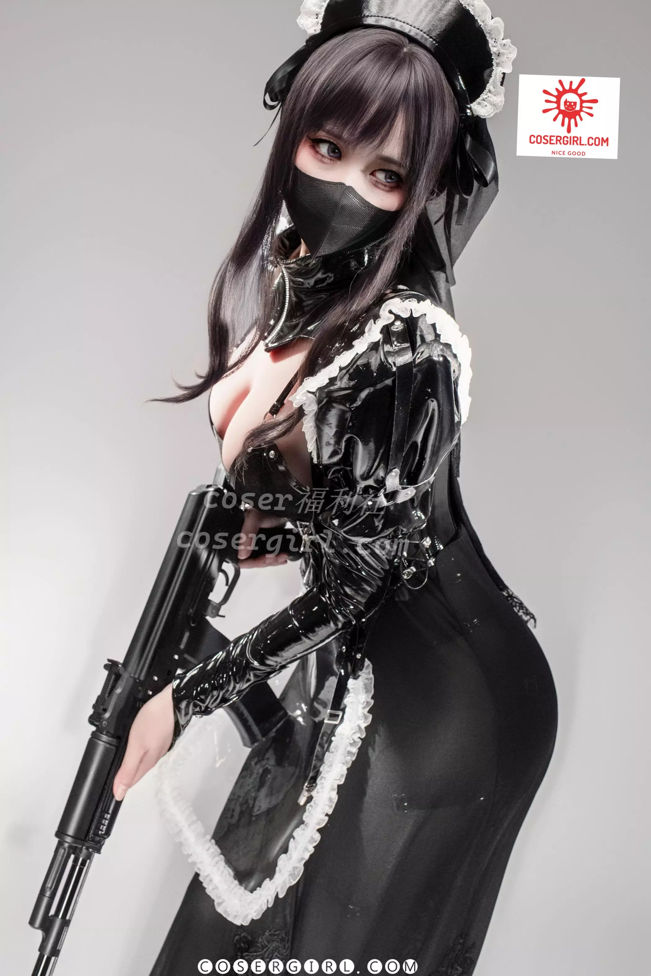 泉桃子扮演的午夜女仆长手持步枪,身体微微后仰,展示了服装的整体设计和她强大的气场