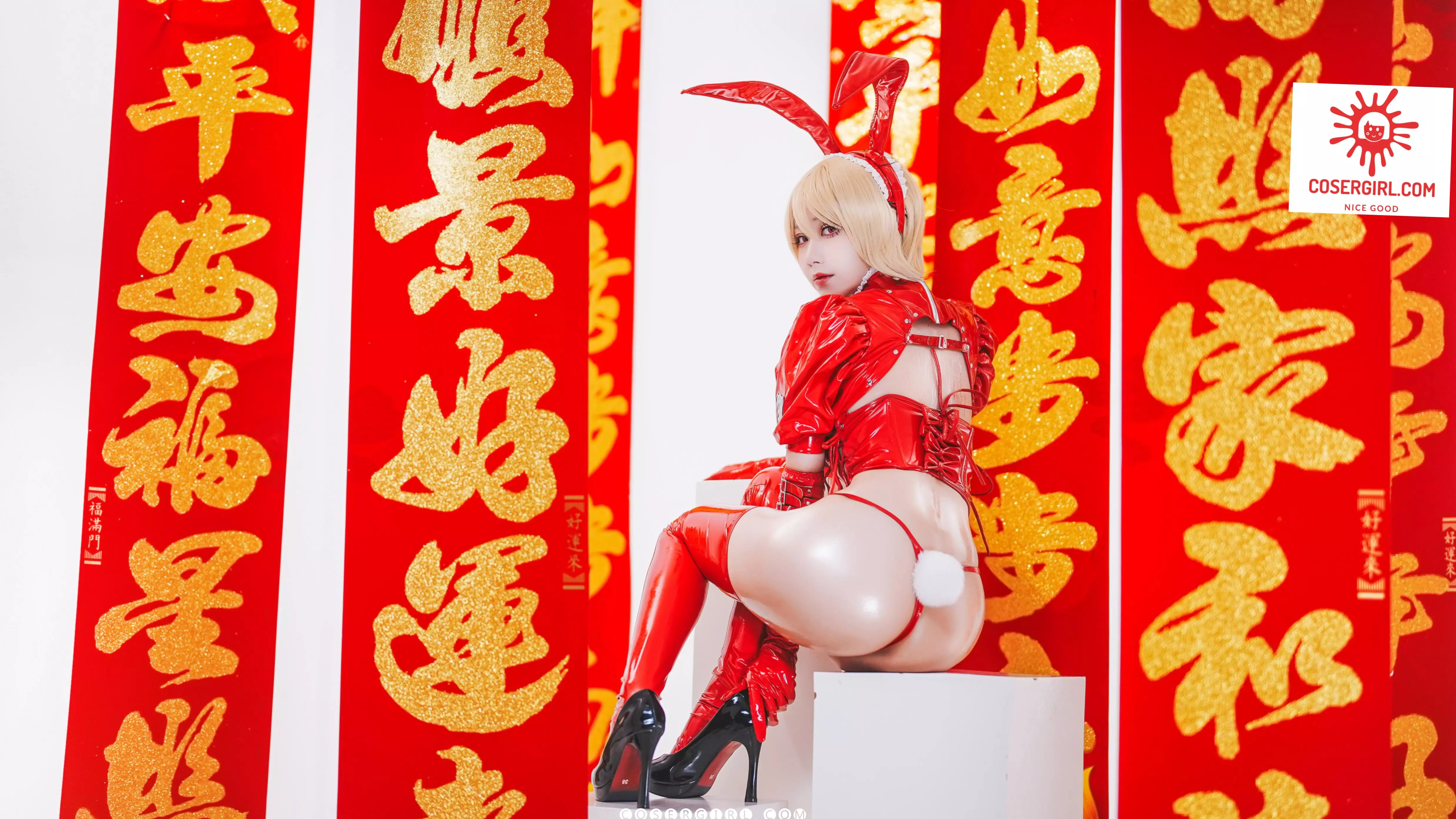 泉桃子坐在白色台阶上,镜头聚焦于她红色胶衣的下半身和黑色高跟鞋