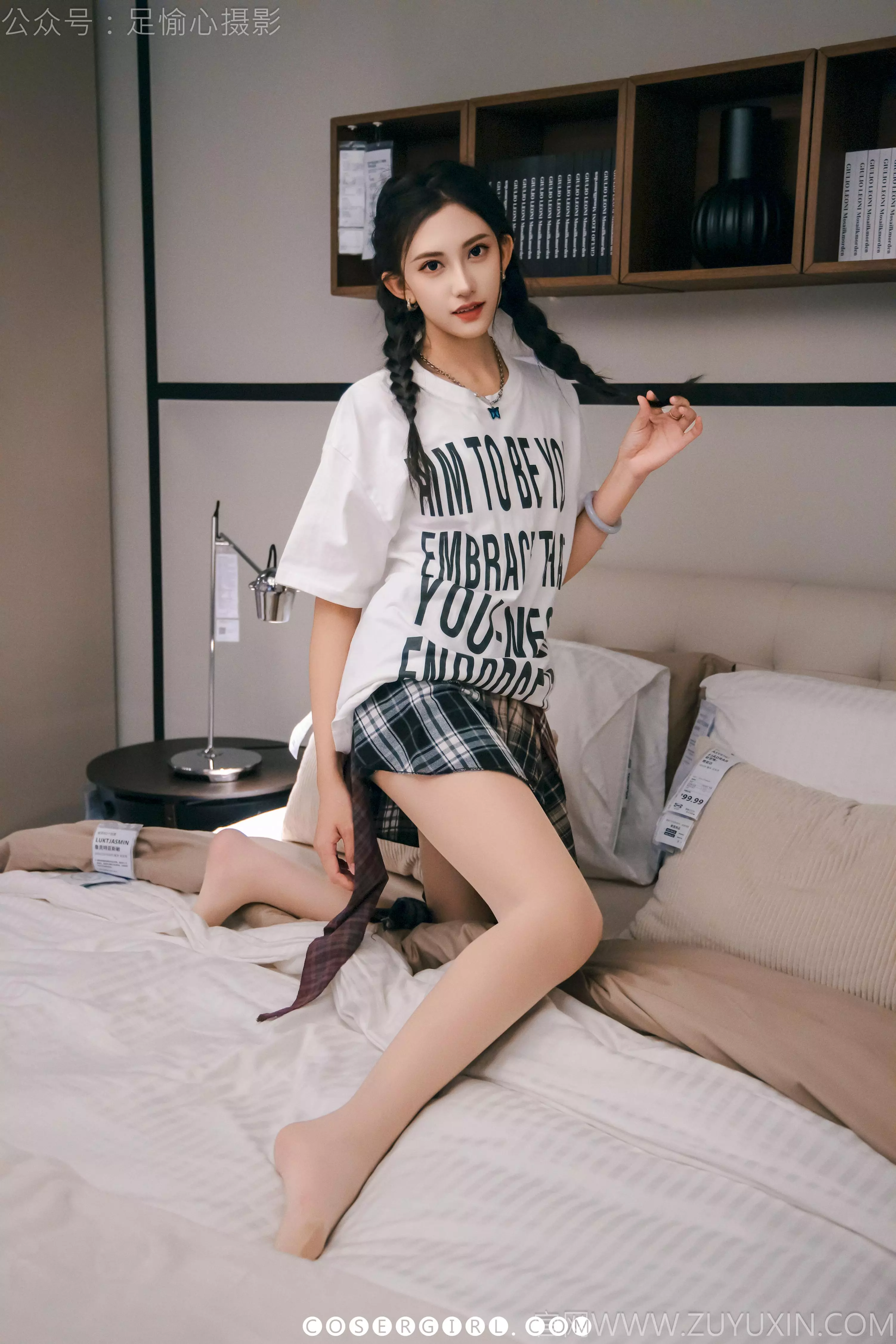 特写镜头,足愉心穿着肉色丝袜的单脚放在白色床单上,脚型纤细,丝袜质感清晰可见。