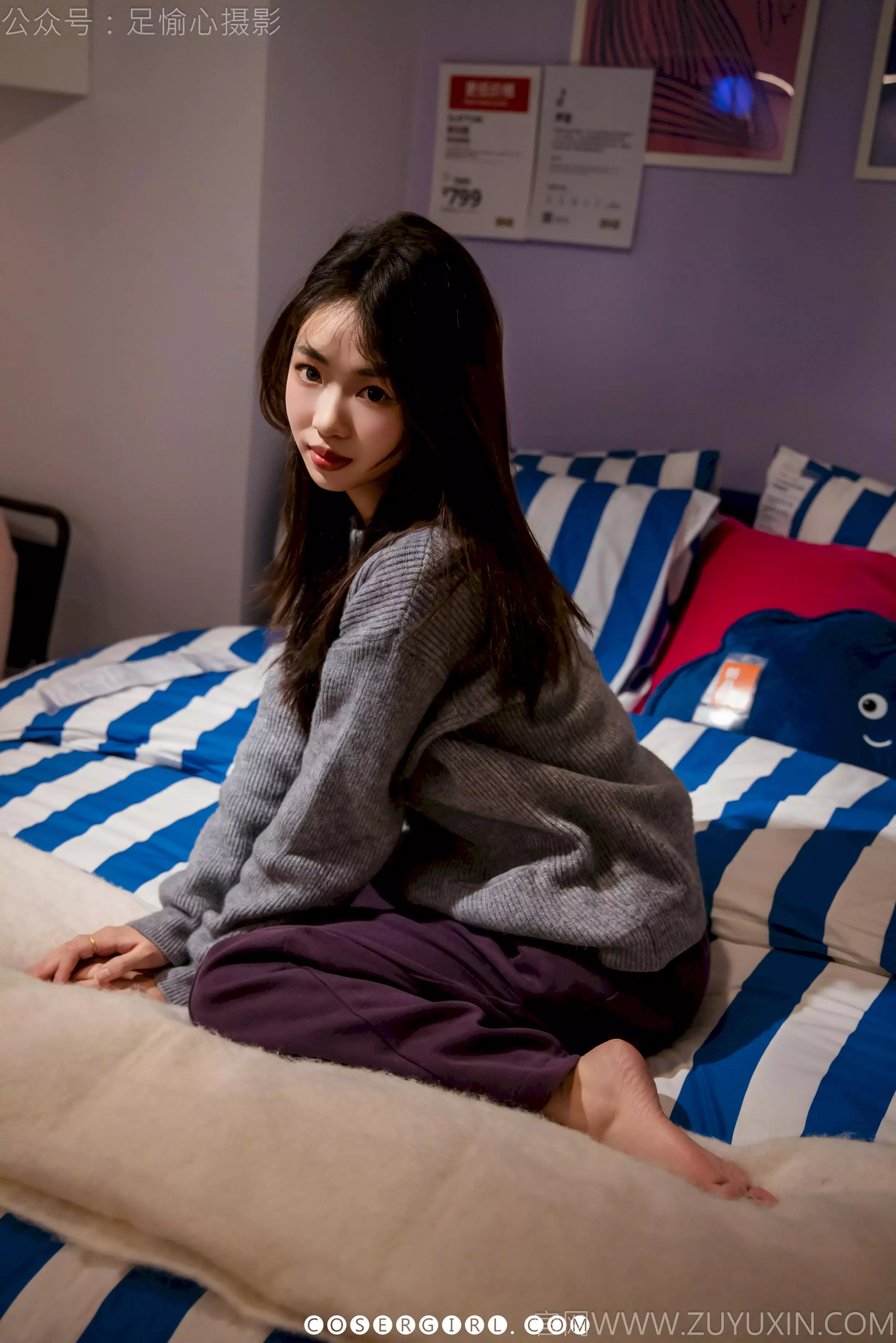 特写镜头,足愉心的一只赤足踩在白色的毛绒毯子上,脚底的弧度清晰可见,脚趾微微蜷起。