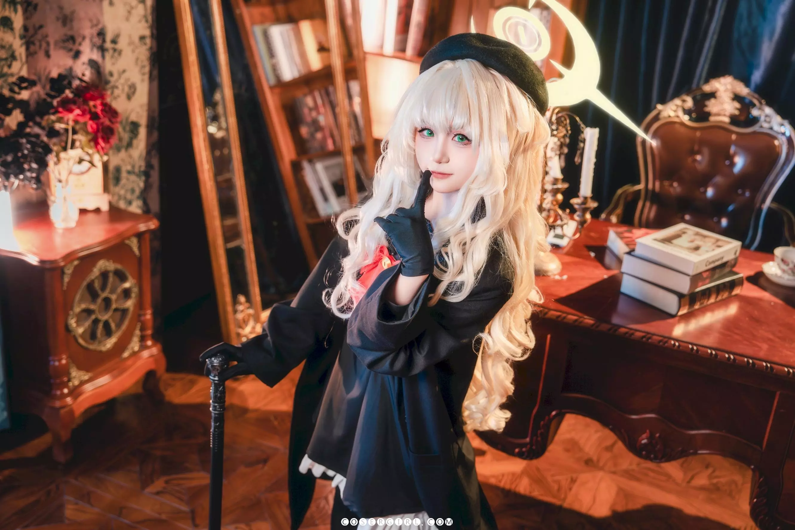 ran3扮演的笑面教授坐在棕色皮椅上,跷着腿,身穿黑色制服和黑丝,桌上摆着一副国际象棋。