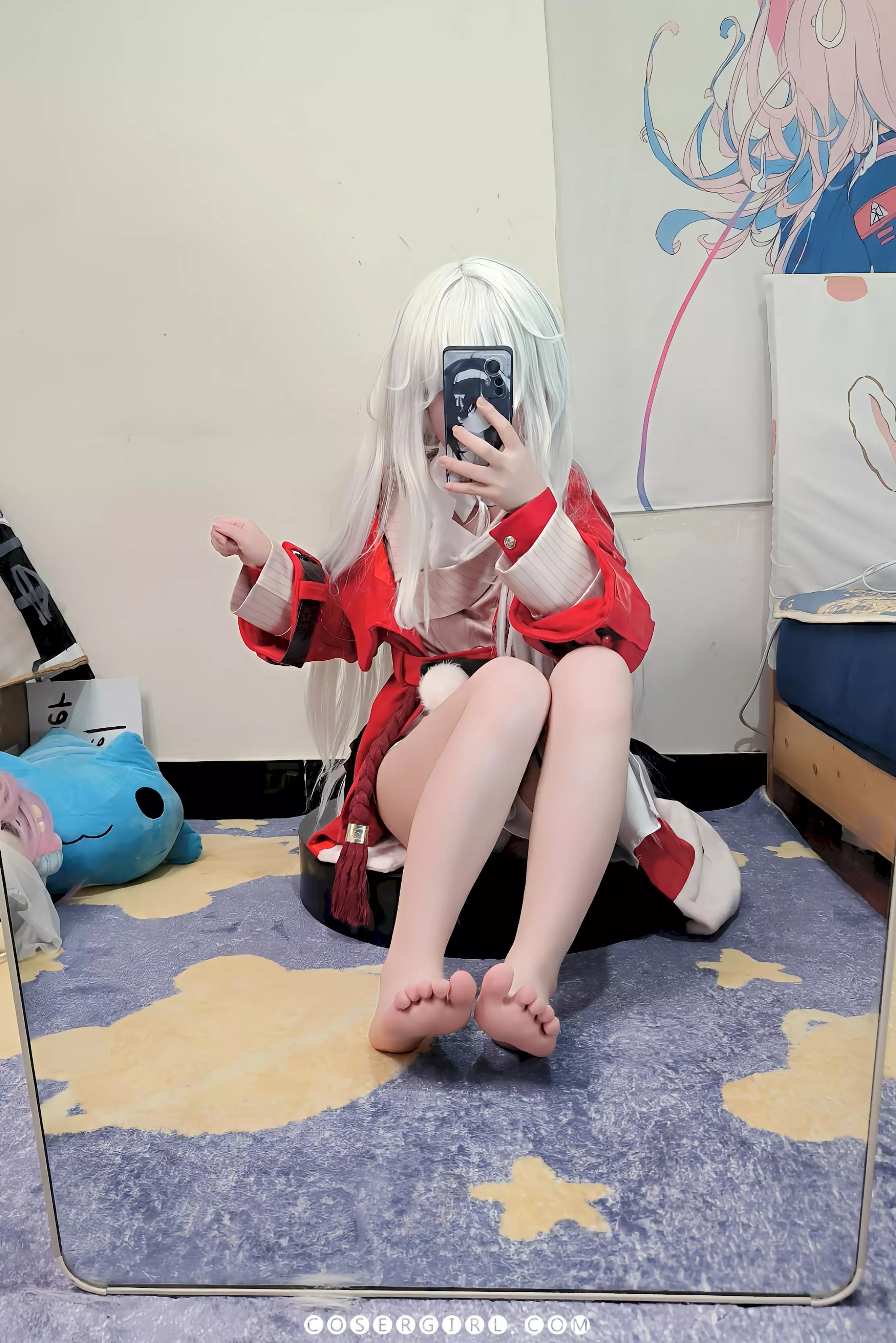 ran3扮演的克拉拉坐在地毯上,通过镜子自拍,露出穿着cos服的双腿和光洁的脚底。