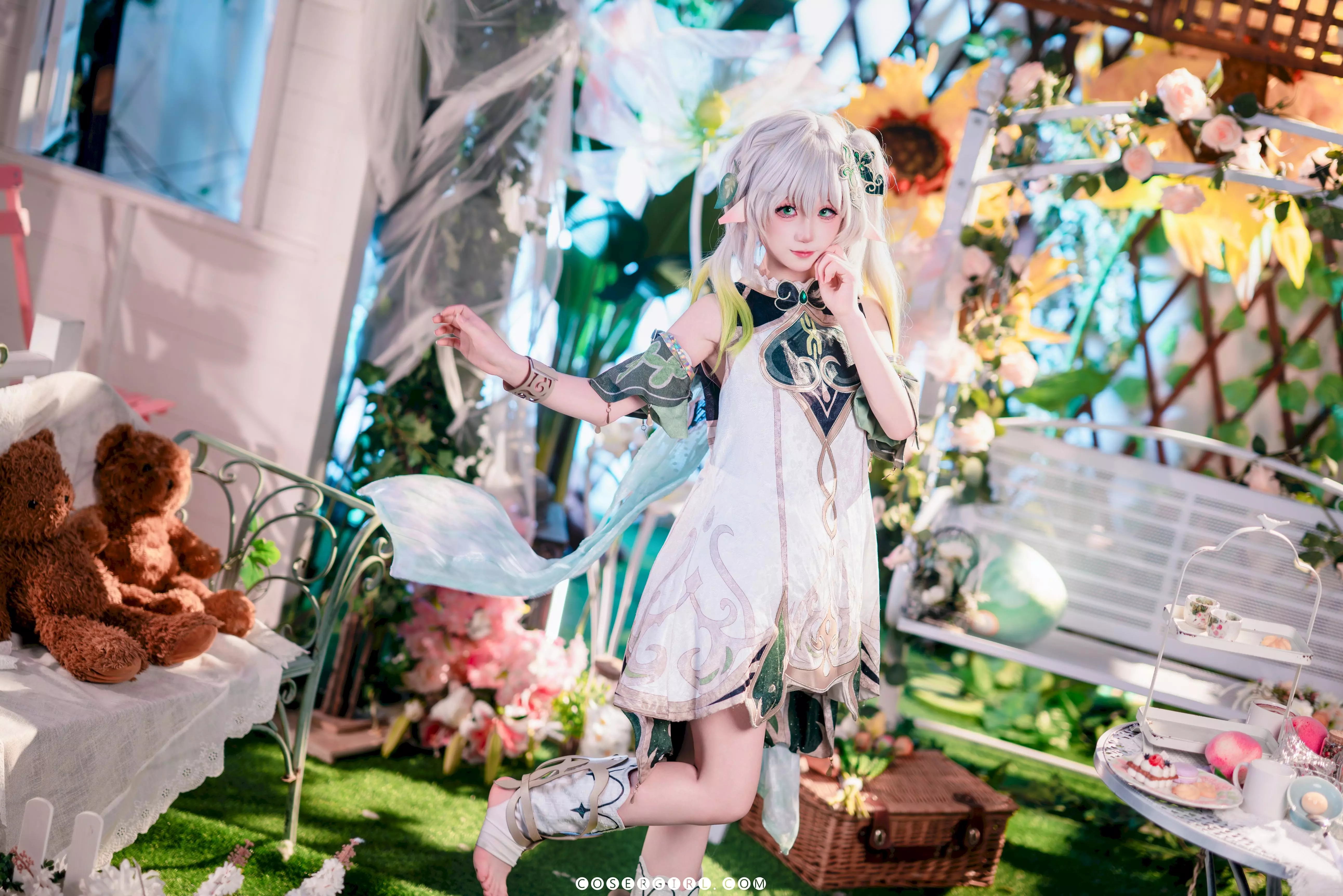 ran3扮演的纳西妲在花团锦簇的背景下单脚站立,姿势优雅,仿佛在花园中起舞。