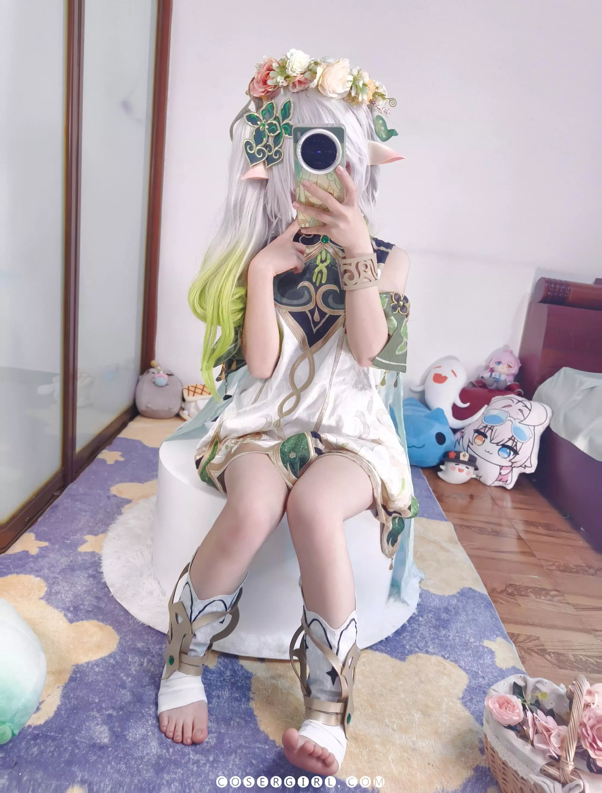 ran3扮演的纳西妲坐在地毯上,脚边是史莱姆抱枕,镜子里映出她可爱的姿势和光洁的脚底。