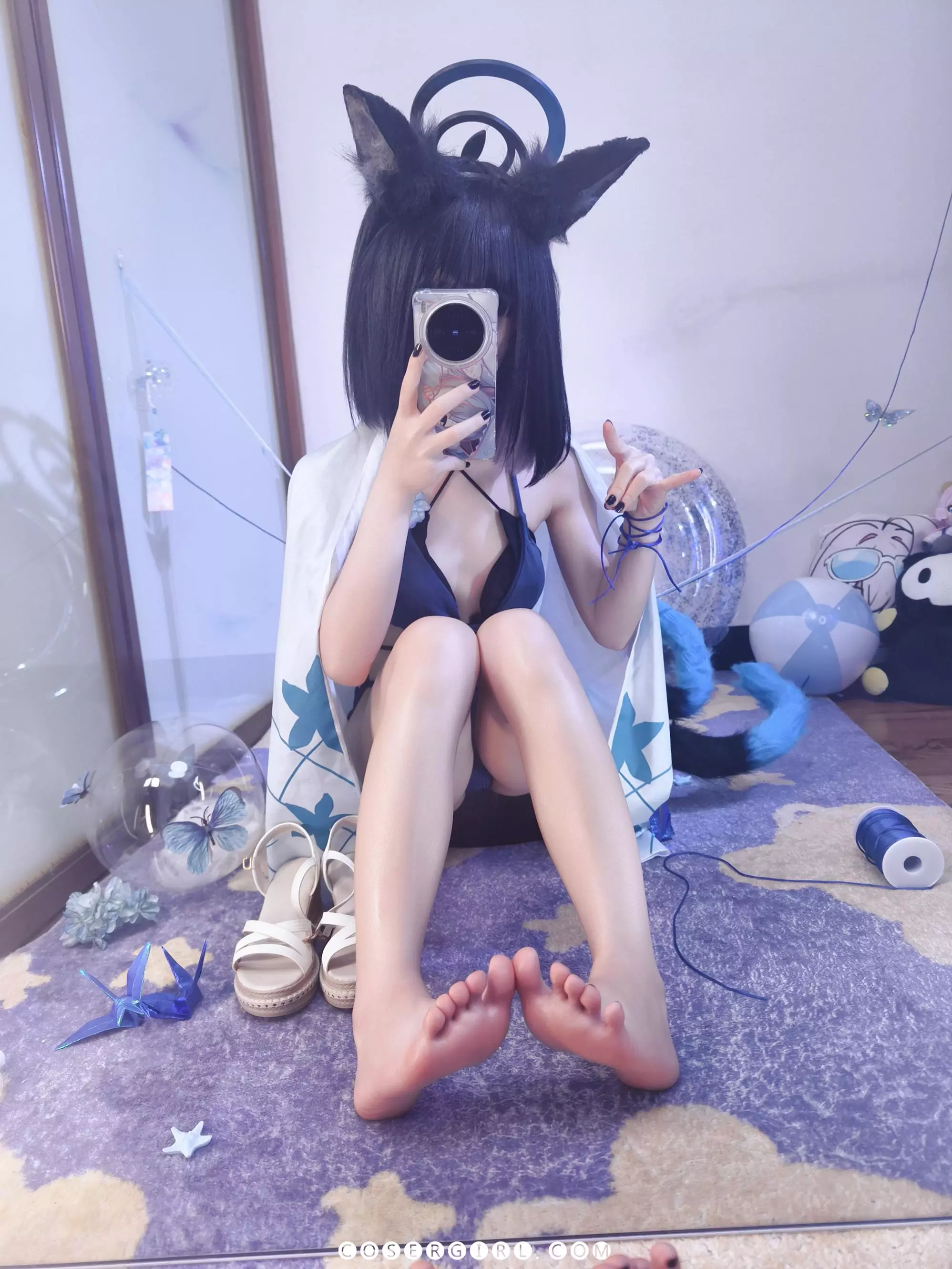 ran3扮演的水桔梗坐在紫色地毯上,身边散落着凉鞋和纸鹤,用手机自拍