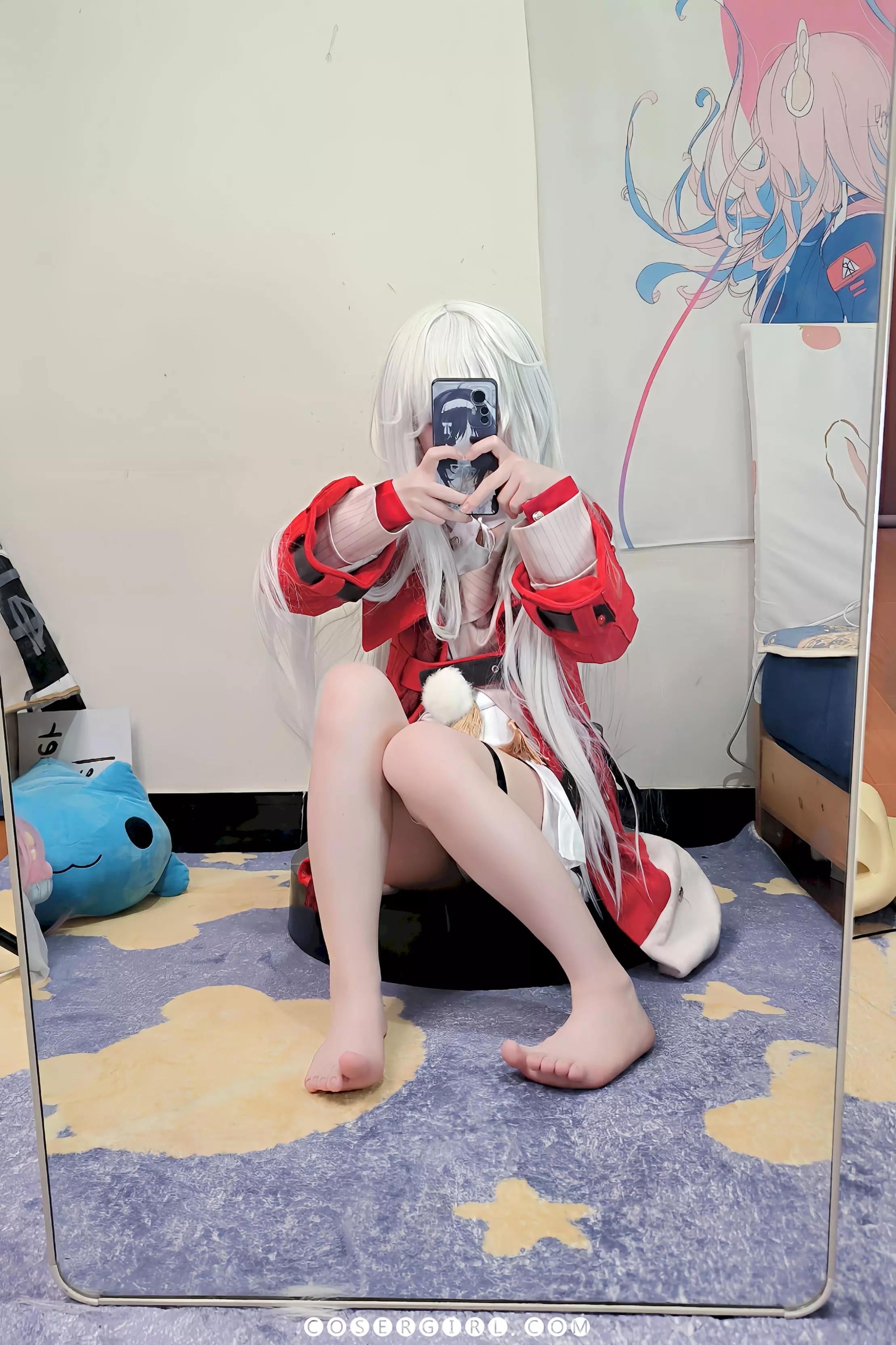 ran3扮演的克拉拉单脚站立在黑色圆台上,对着镜子自拍,姿态俏皮。